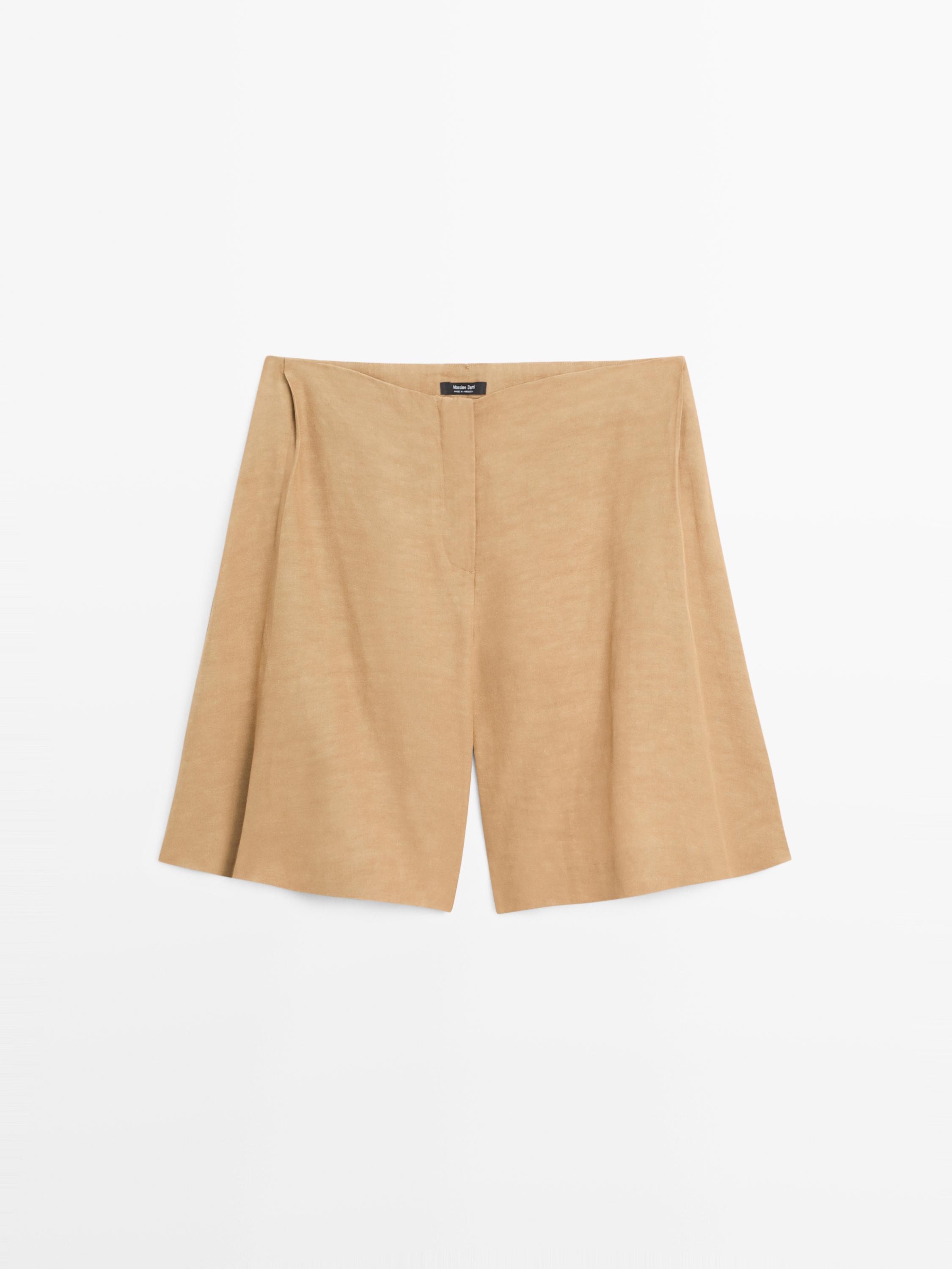 Short flowing Bermuda shorts