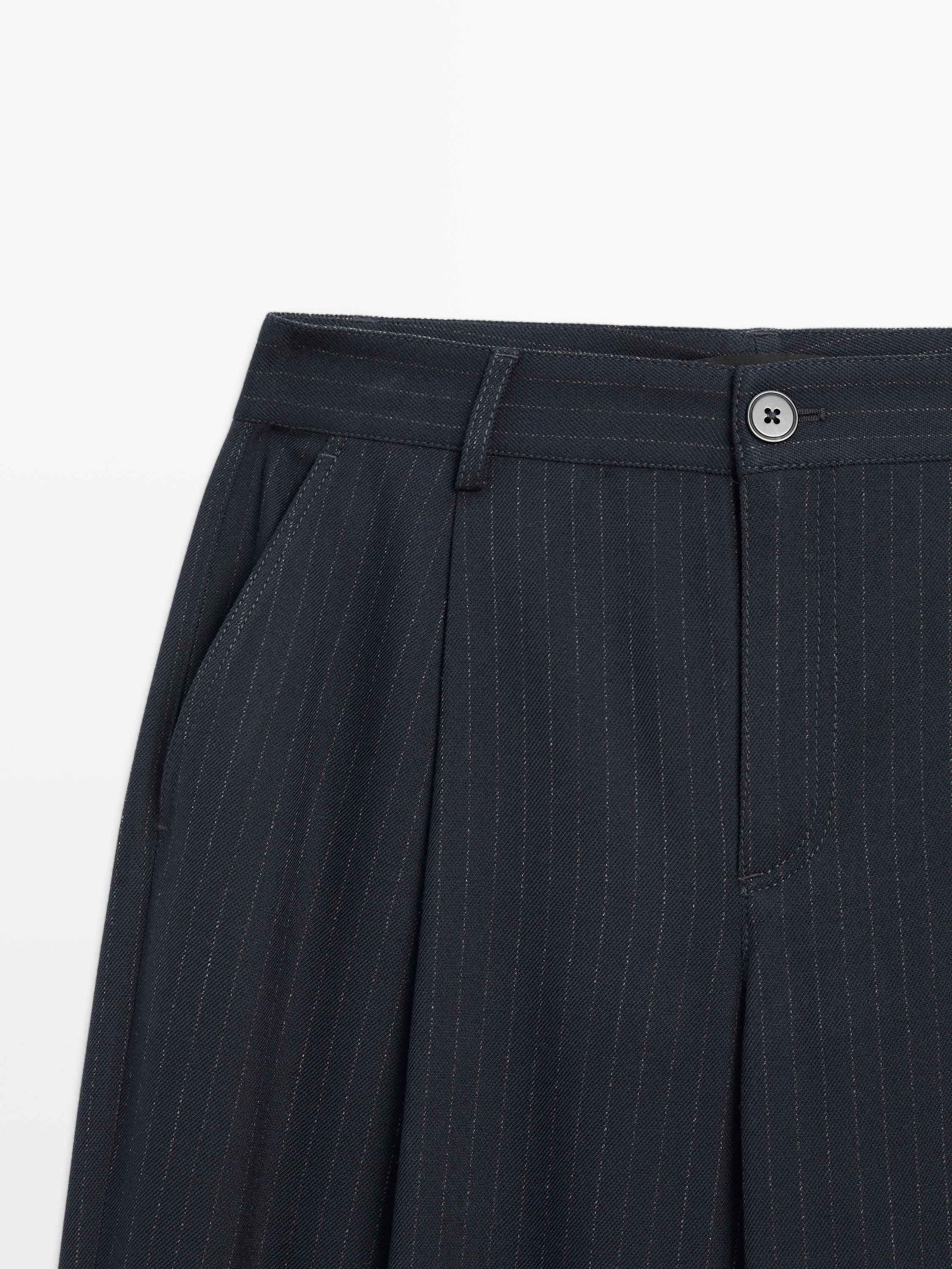 Džíny s mid waist a širokými nohavicemi s tenkými proužky