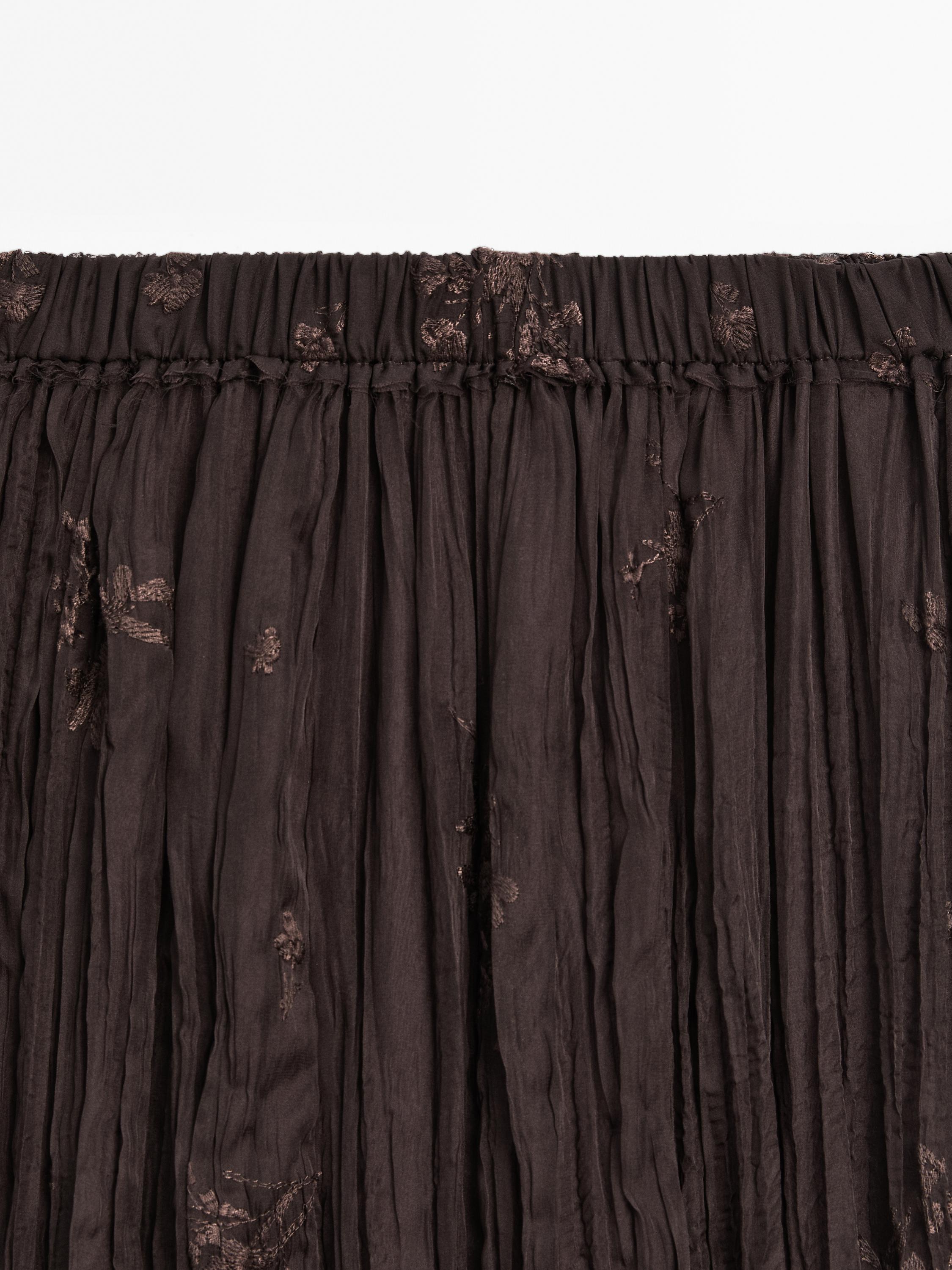 【Massimo Dutti】Long pleated skirt with embroidered detail Long pleated skirt with embroidered detail · Chocolate