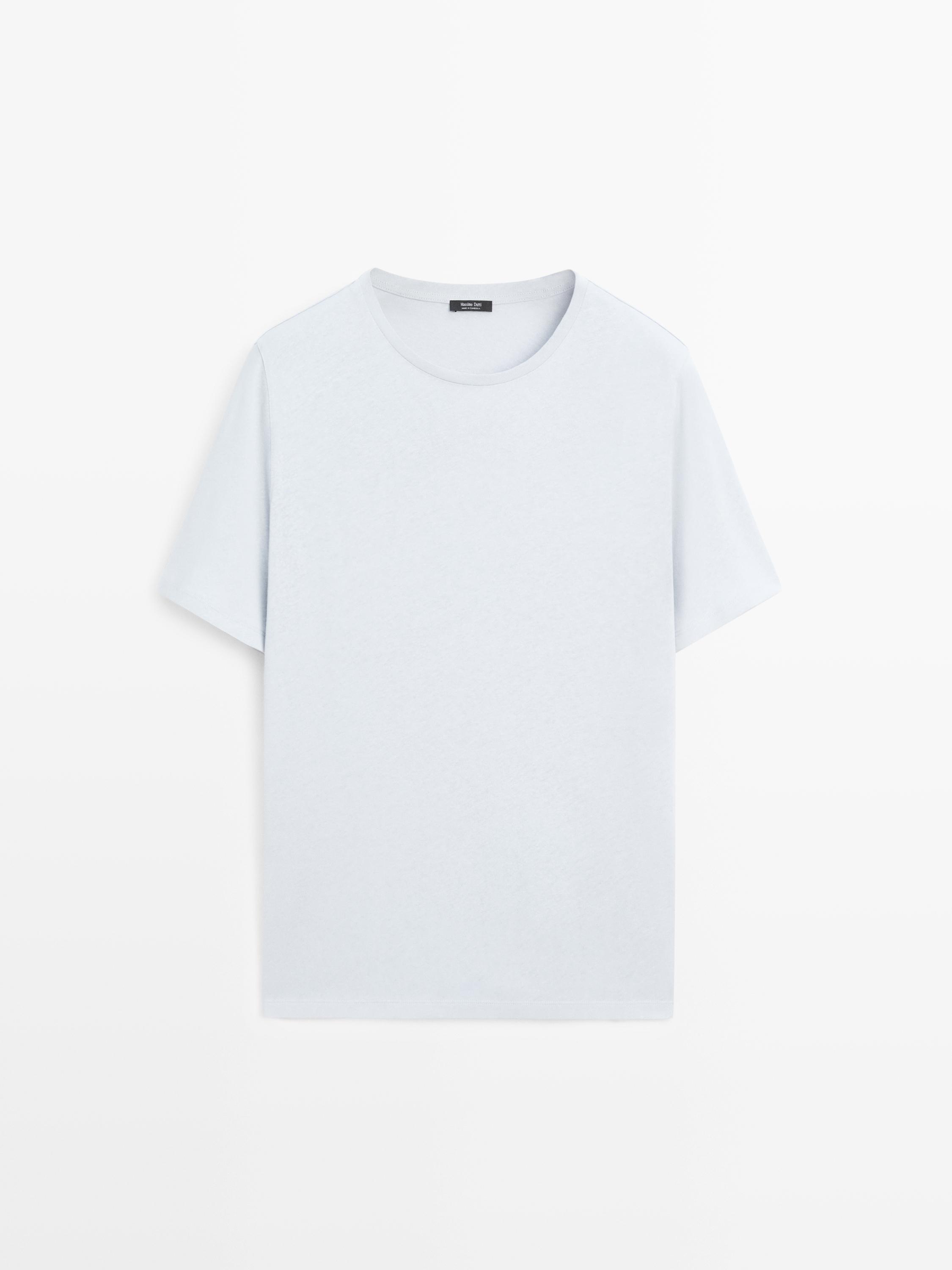 Vista frontal de samarreta blau clar de màniga curta i coll rodó.