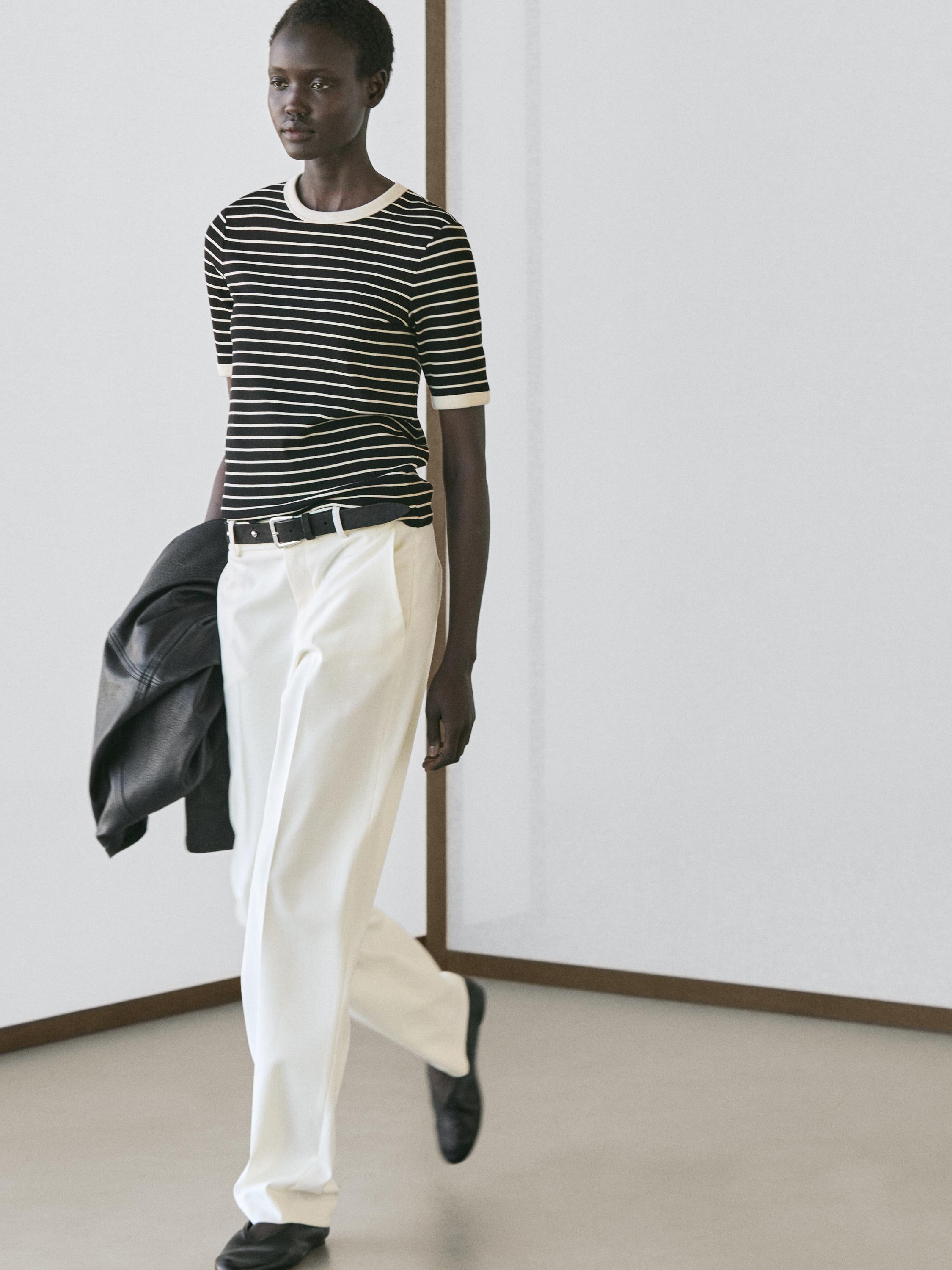 Short sleeve T-shirt with contrast stripes — BLACK