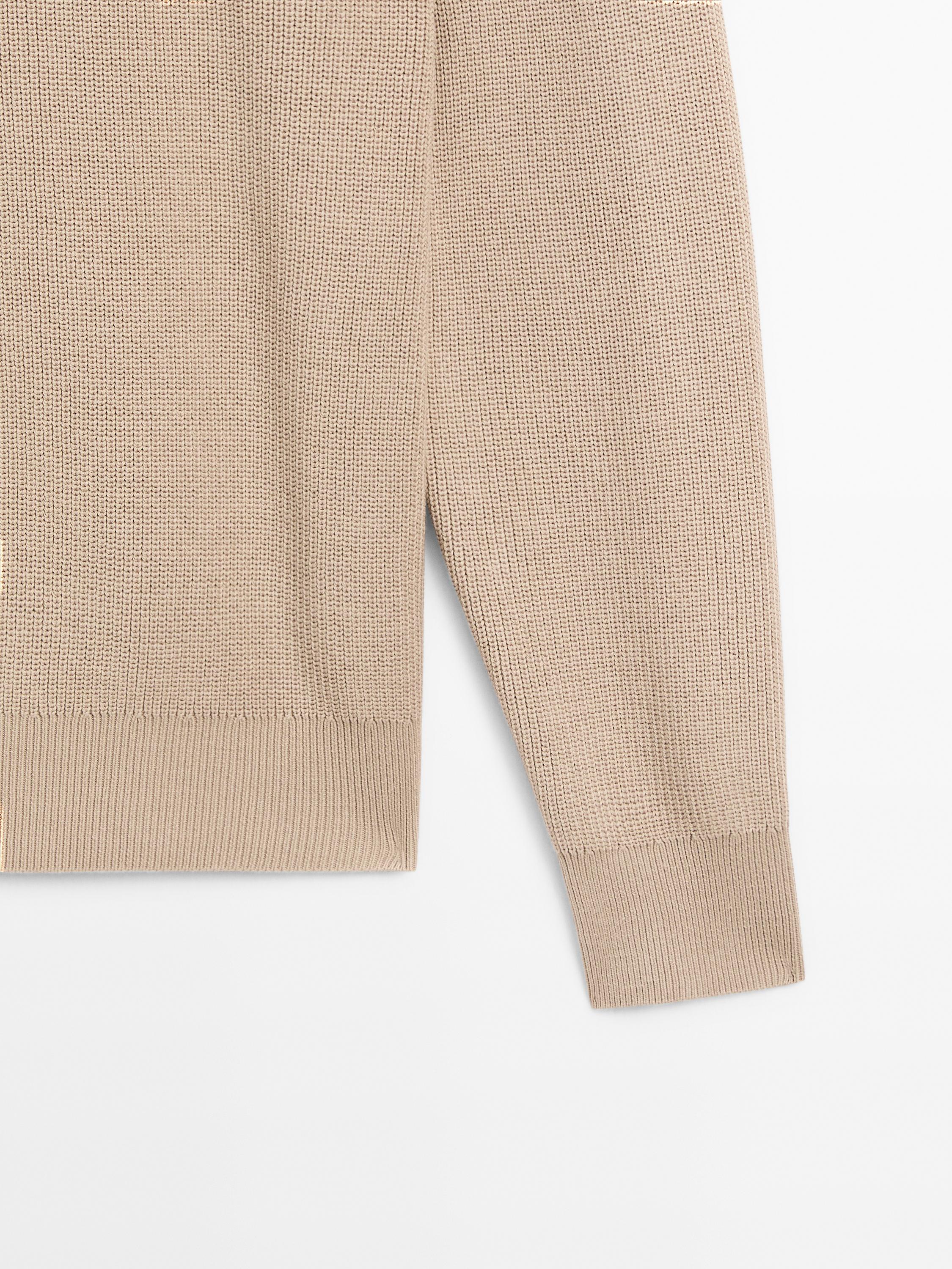 Cotton knit sweater with buttoned neck