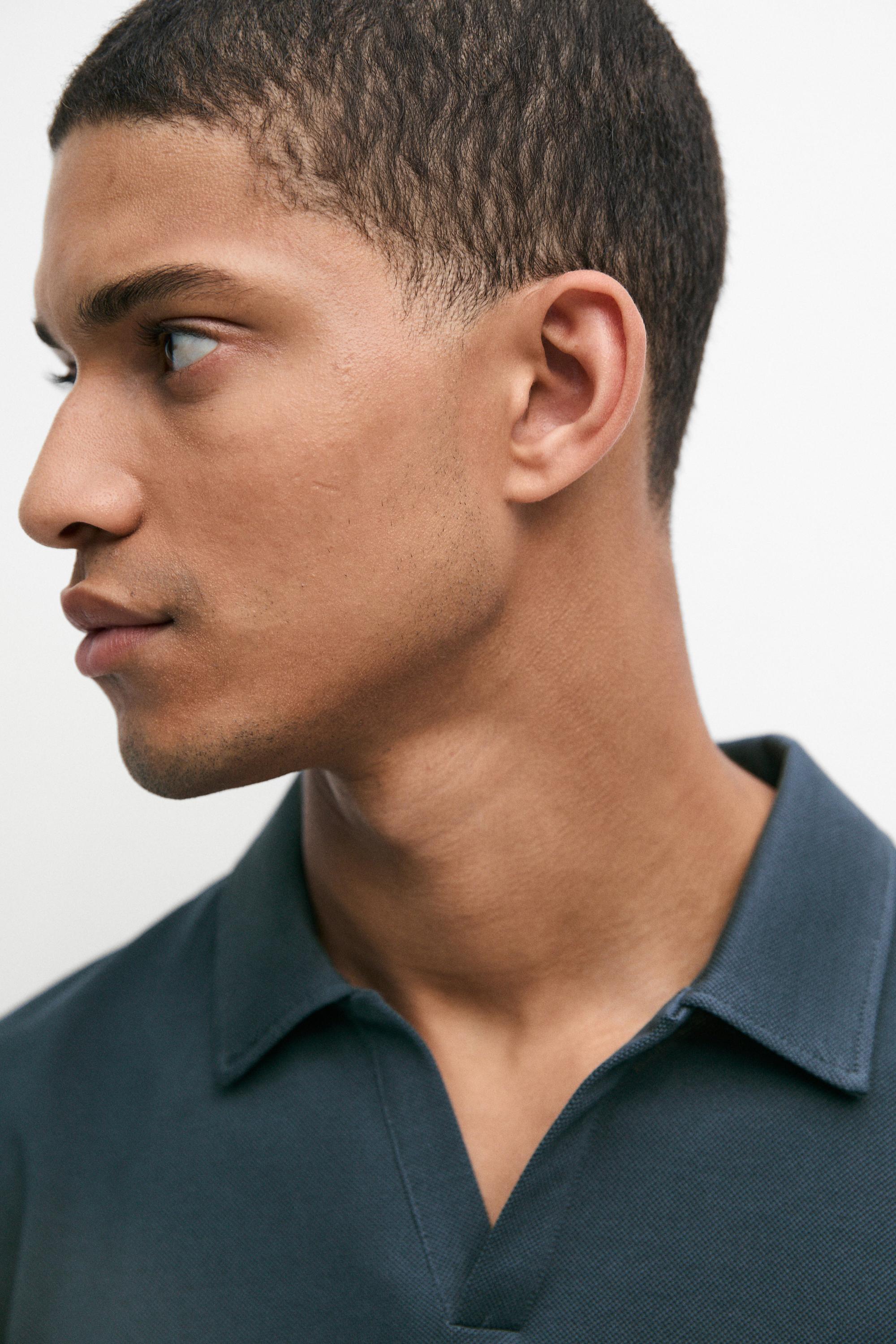 Micro-textured V-neck piqué polo shirt — DARK BLUE