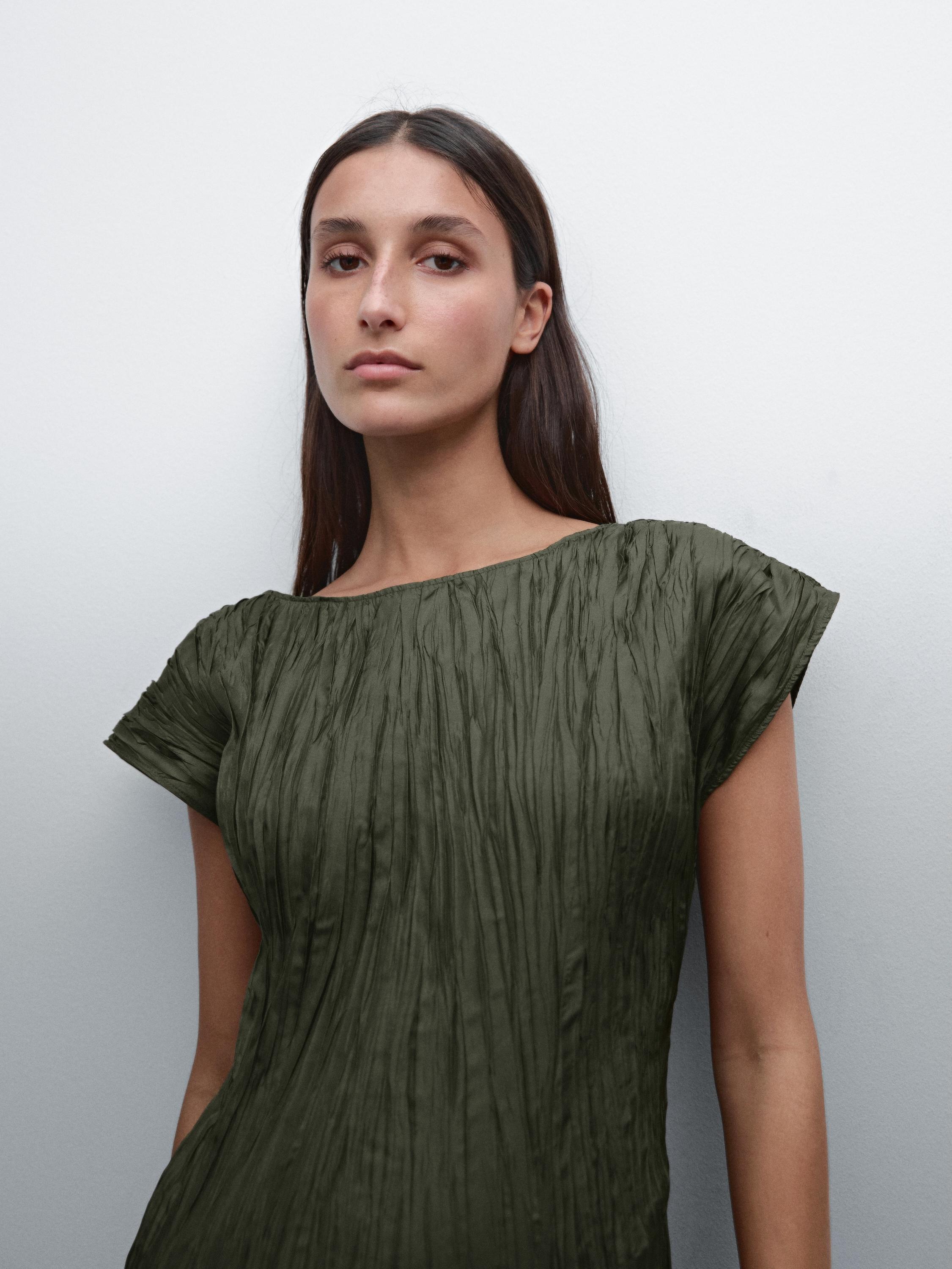 Robe longue plissée satinée