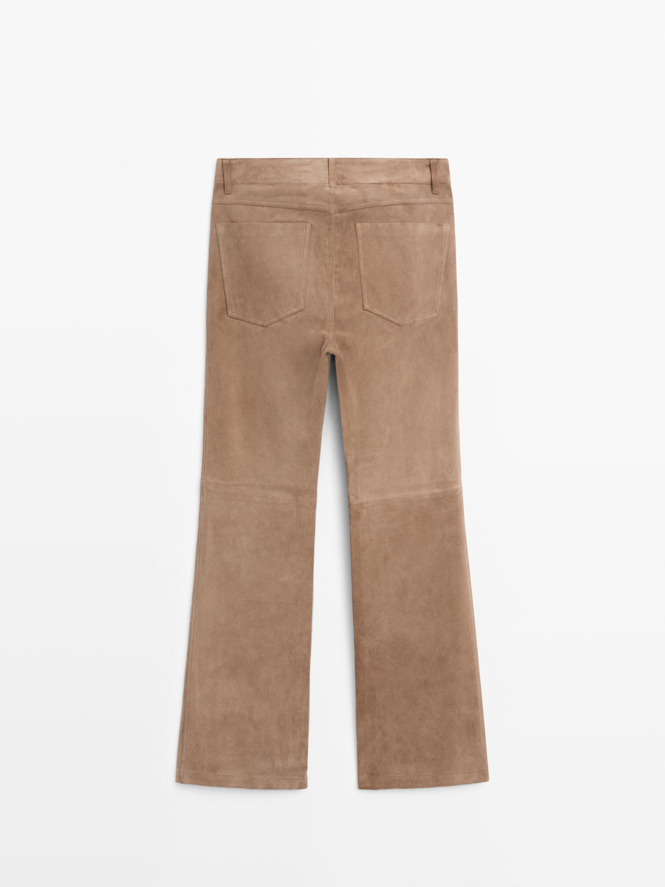 Arka cepli, bej rengi İspanyol paça pantolonun arkadan görünümü.