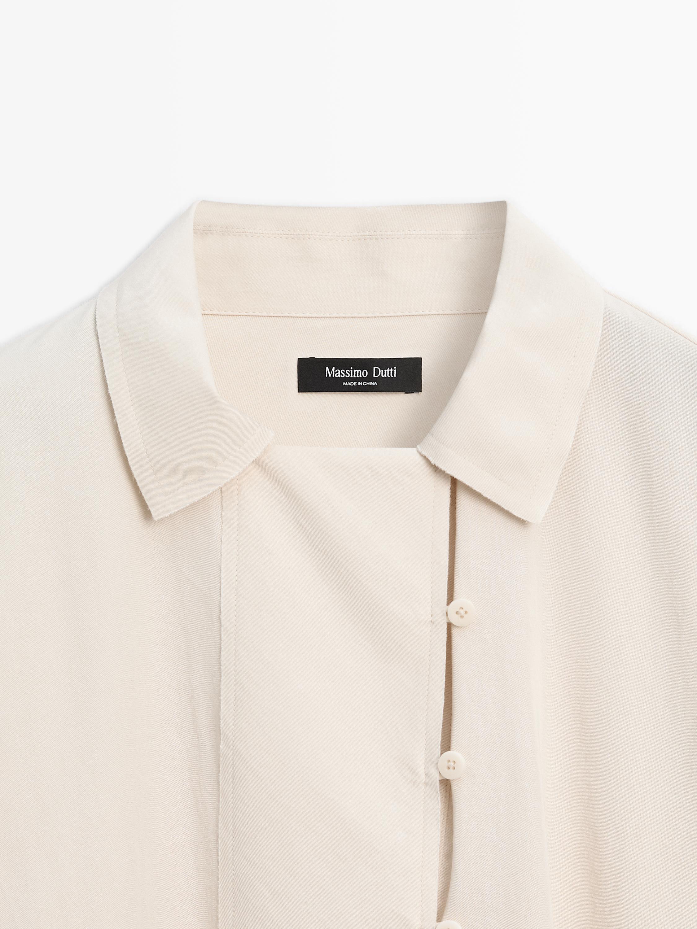 Blusa fluida com pormenor de abotoadura