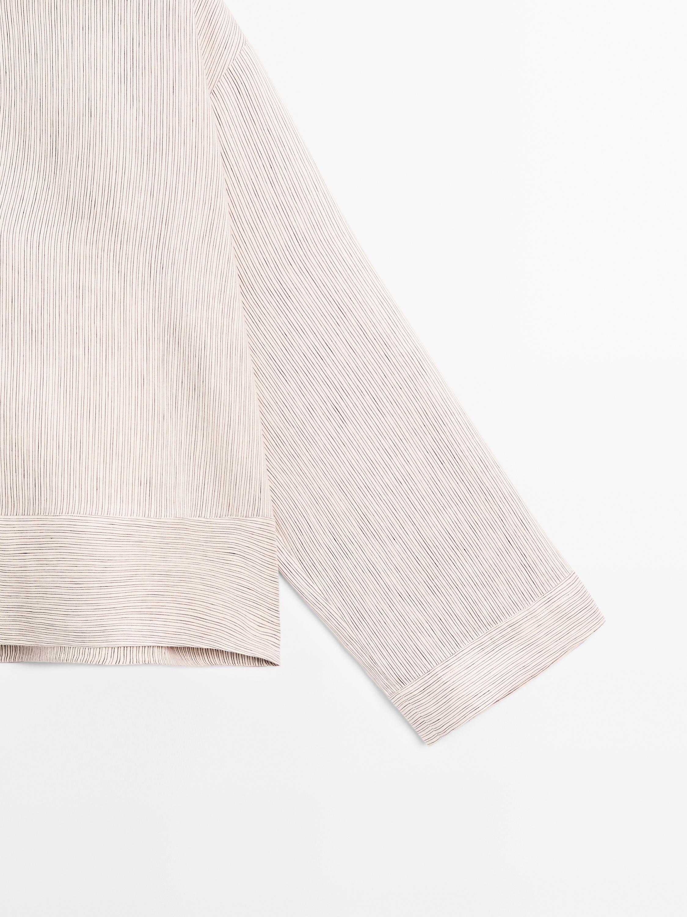 Camisa acetinada às riscas com parte inferior larga