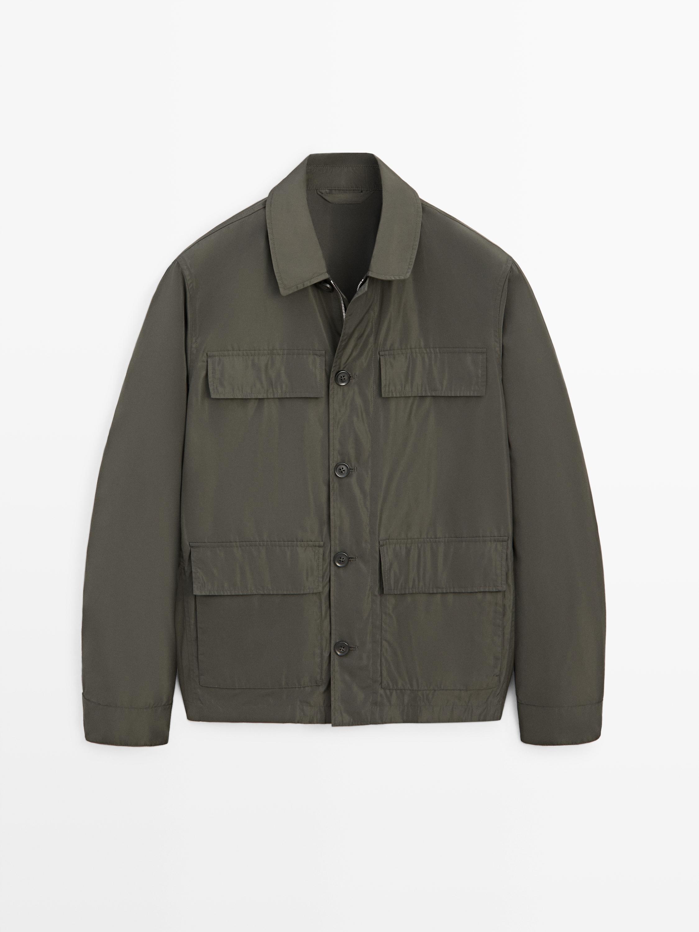 Μπροστινή όψη χακί σακάκι σαφάρι με κλασικό γιακά, κλείσιμο με κουμπιά και τέσσερις τσέπες με καπάκι.