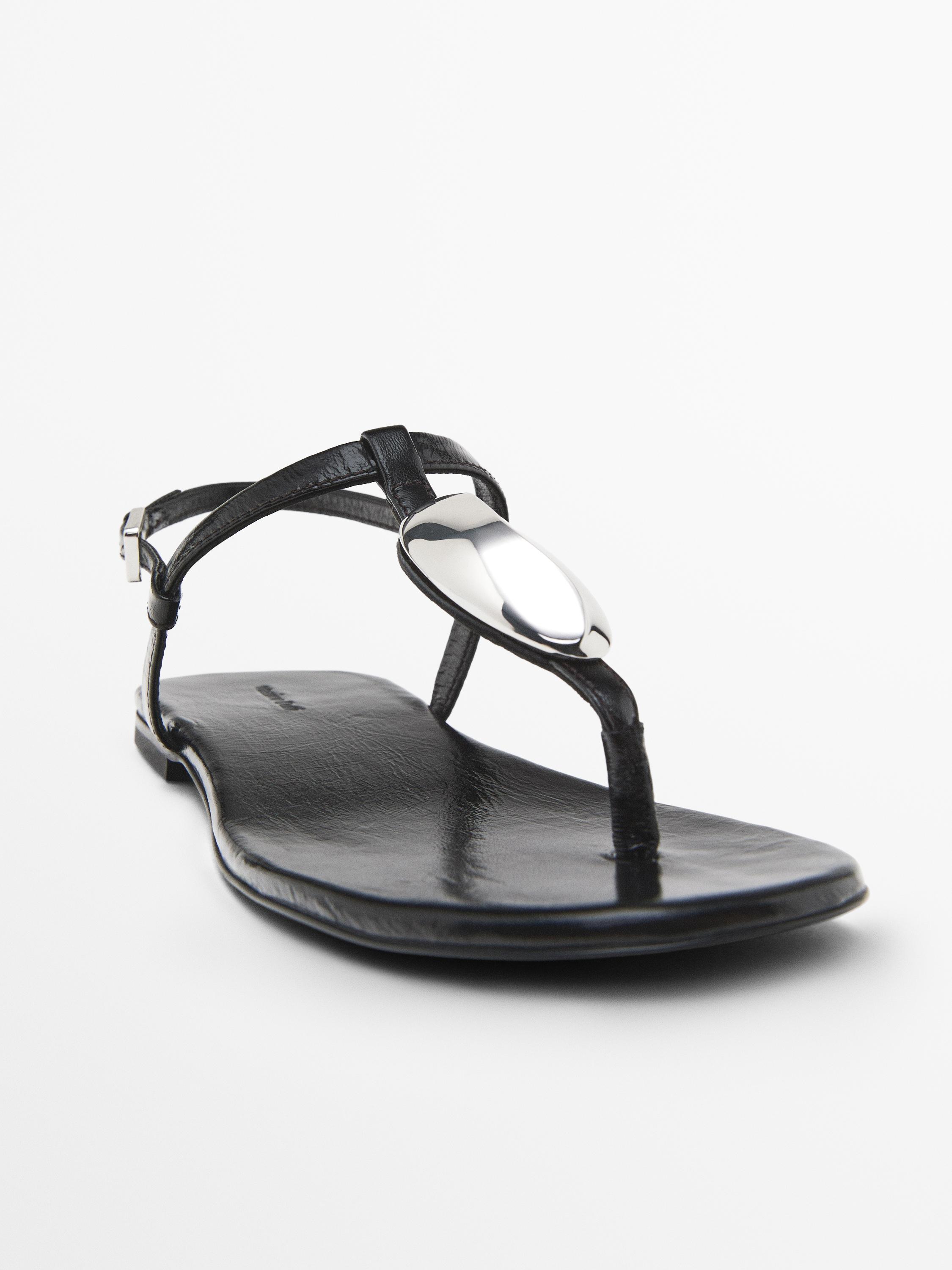 Ledersandalen mit Steinapplikationen
