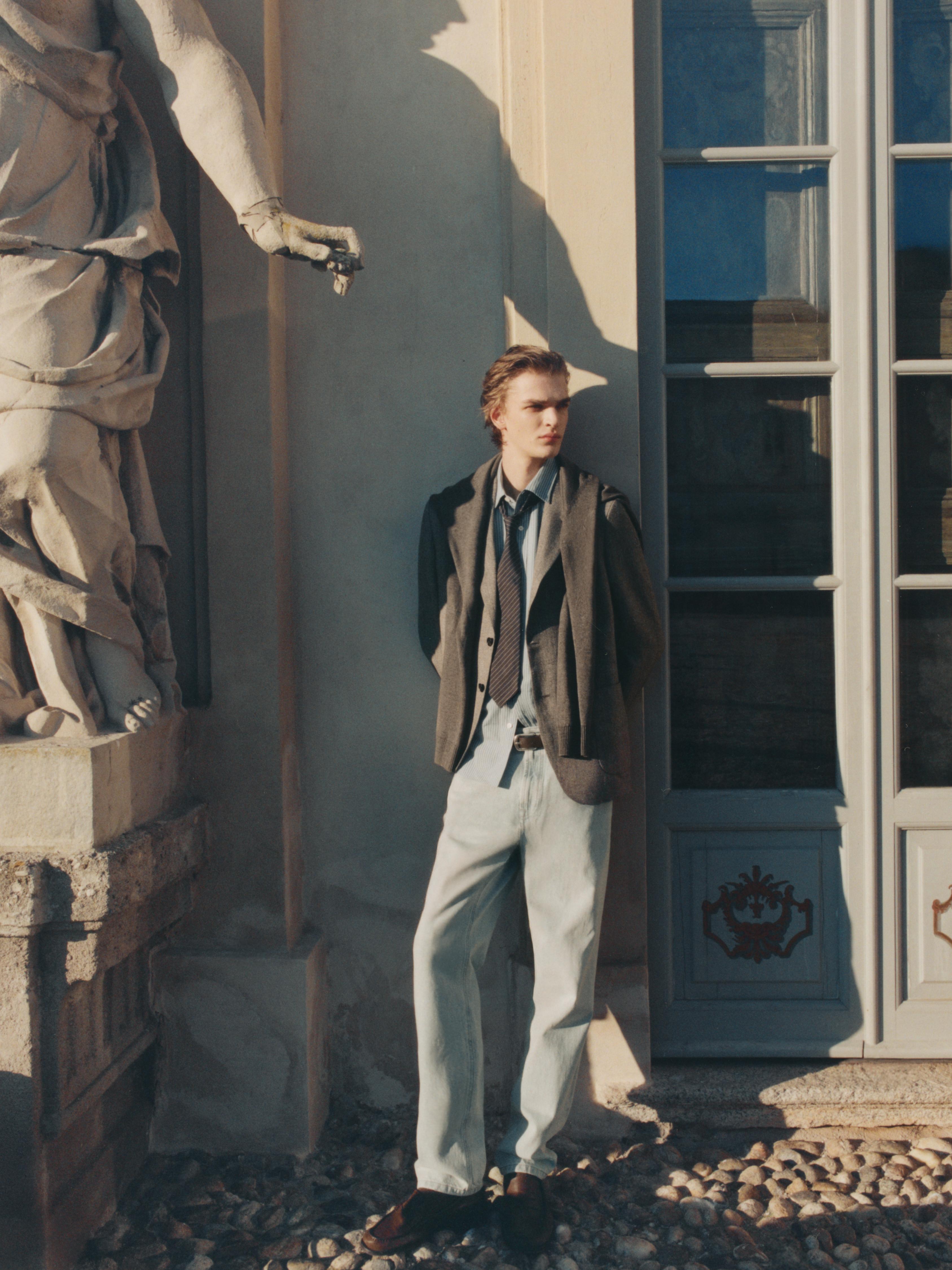 Jaka gris, alkandora urdina, gorbata iluna eta praka argiak.