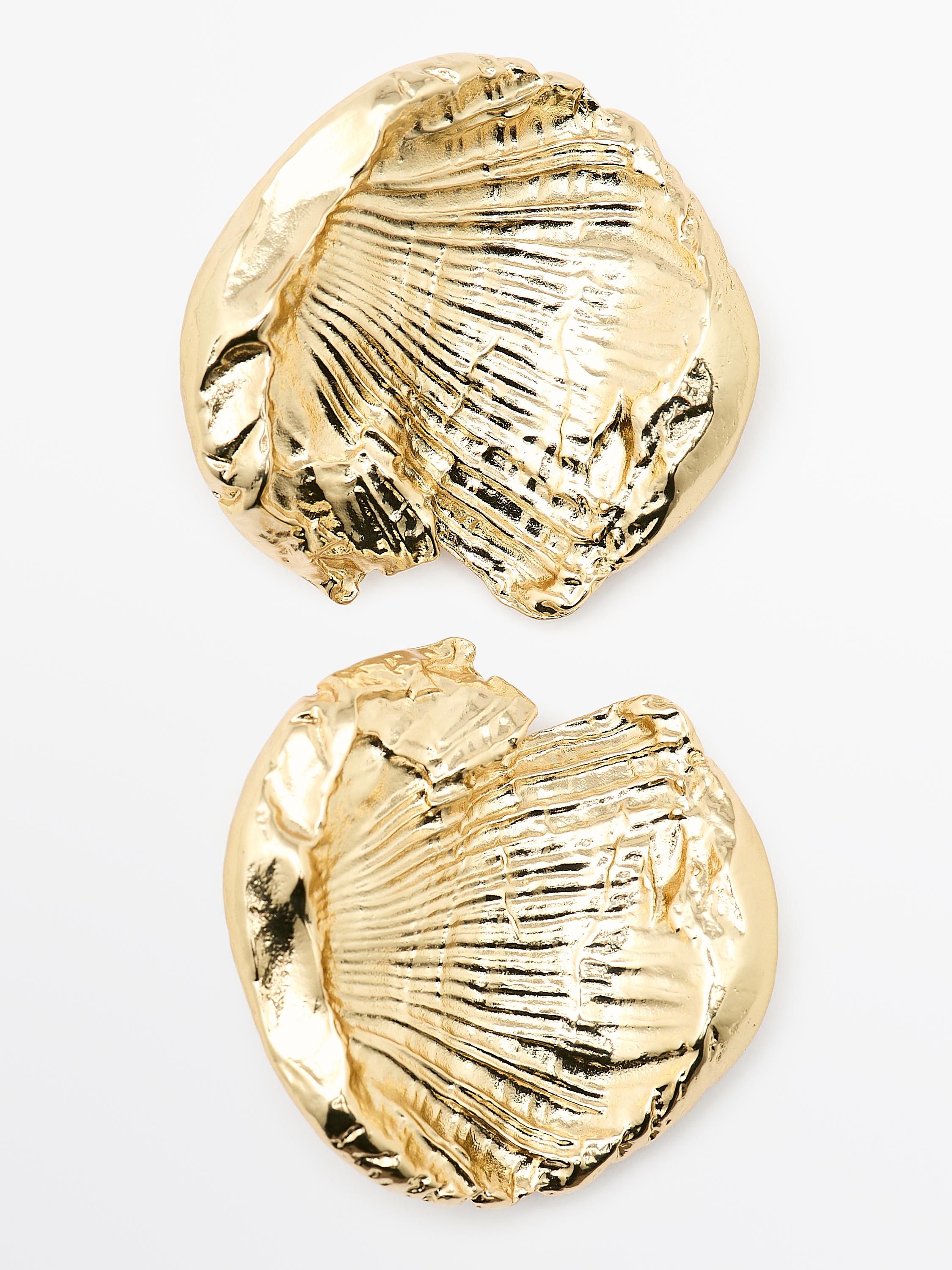 Vooraanzicht van gouden oorbellen met een getextureerd schelpontwerp.