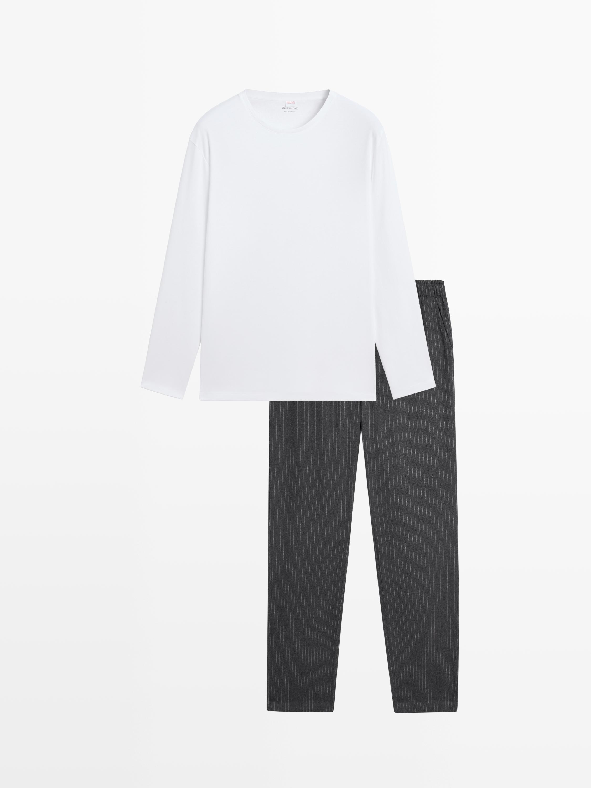 عرض أمامي لبيجامة رمادية مع تي شيرت أبيض بأكمام طويلة وبنطلون مخطط عمودي.