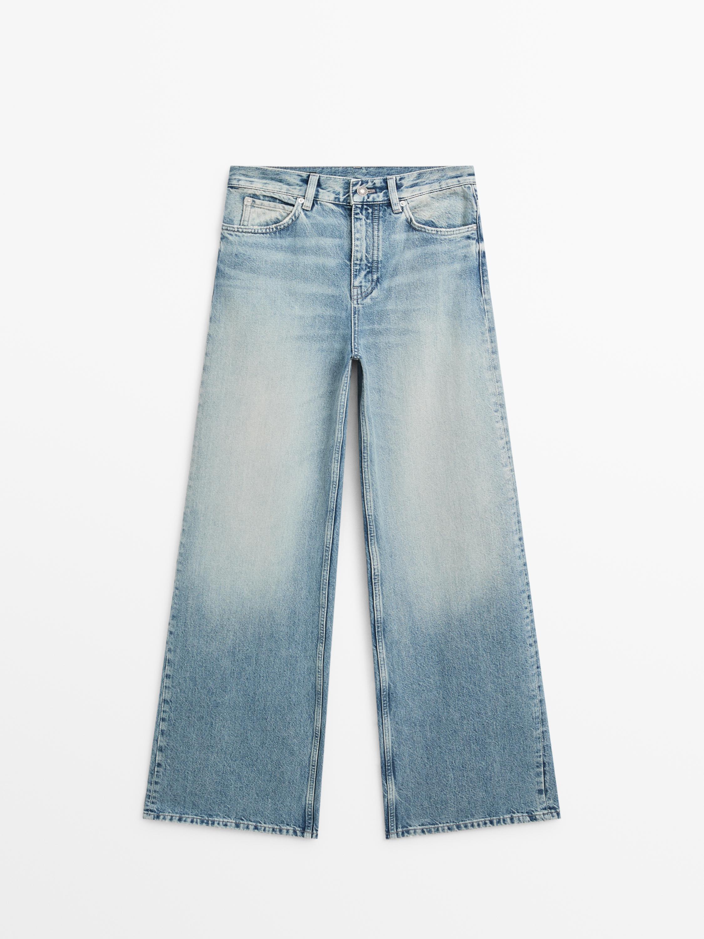 Vista frontal de jeans azul claro de pierna ancha y tiro alto con bolsillos delanteros y traseros.