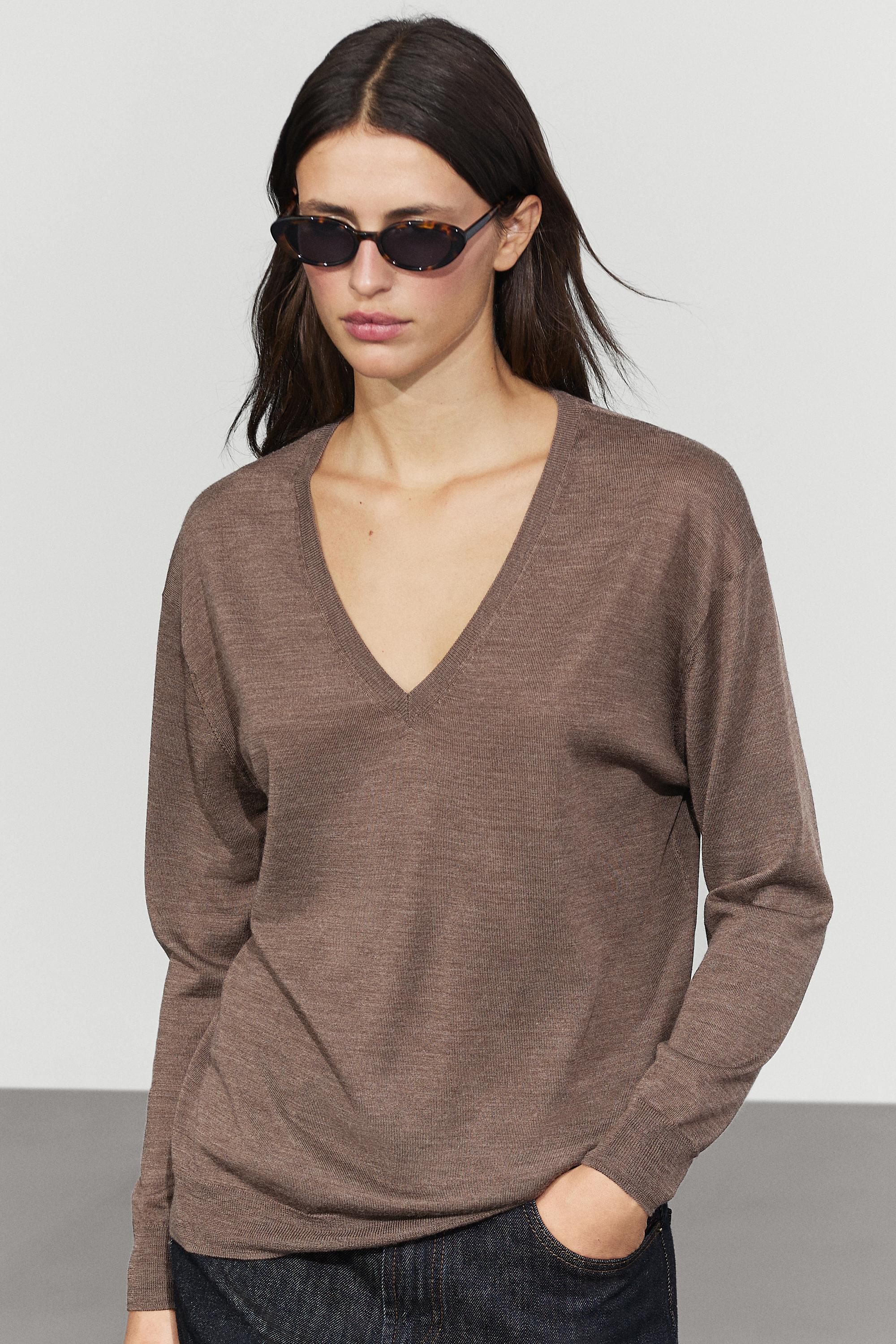100% wool V-neck knit sweater