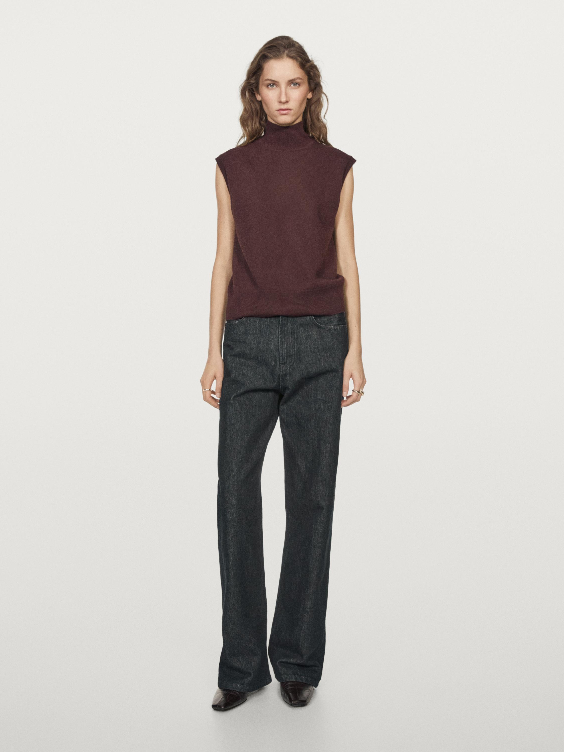 Ensemble gilet sans manches bordeaux et pantalon droit gris foncé.
