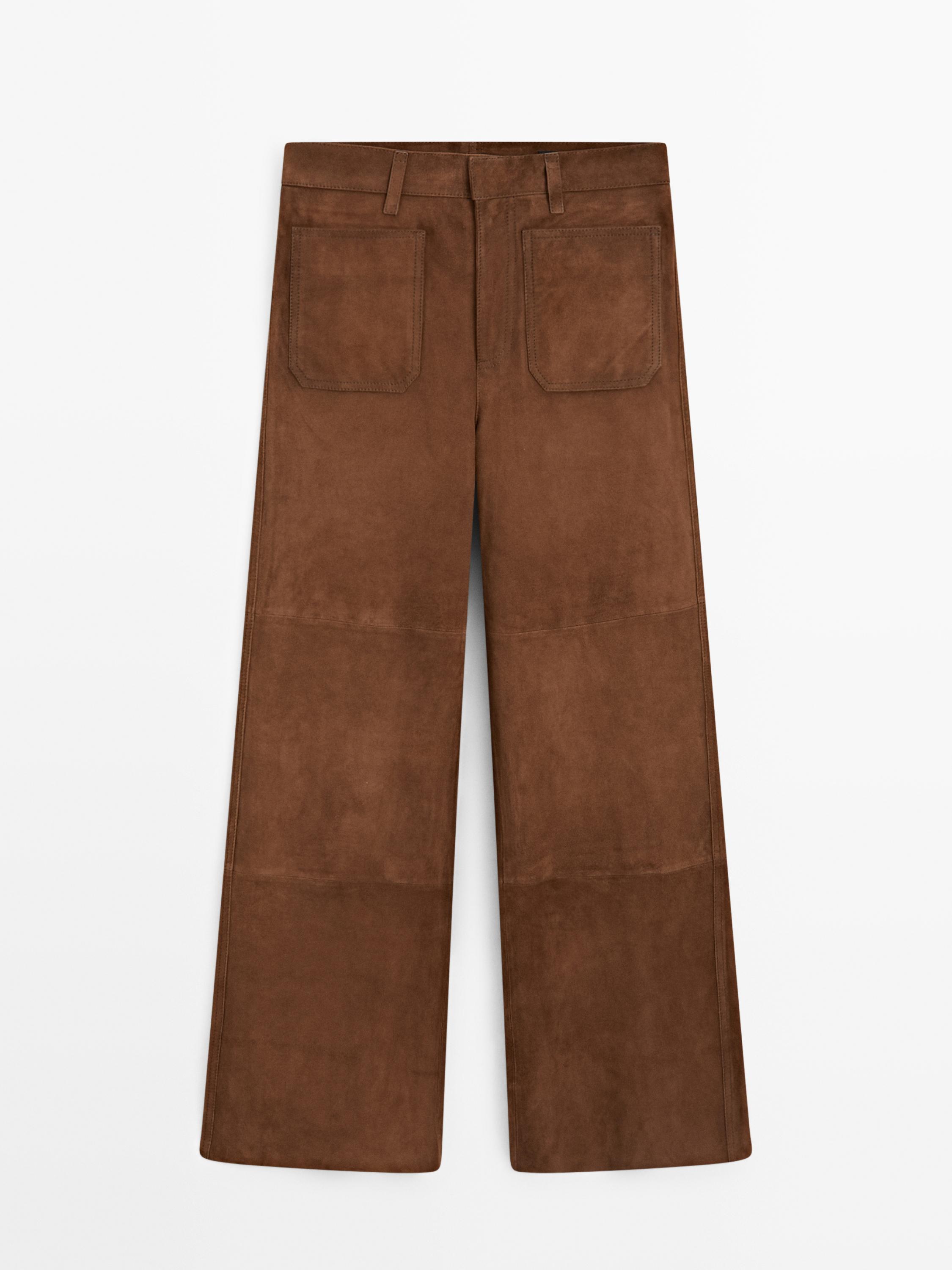 Vue arrière d'un pantalon marron ample avec des poches arrière carrées et des passants de ceinture.