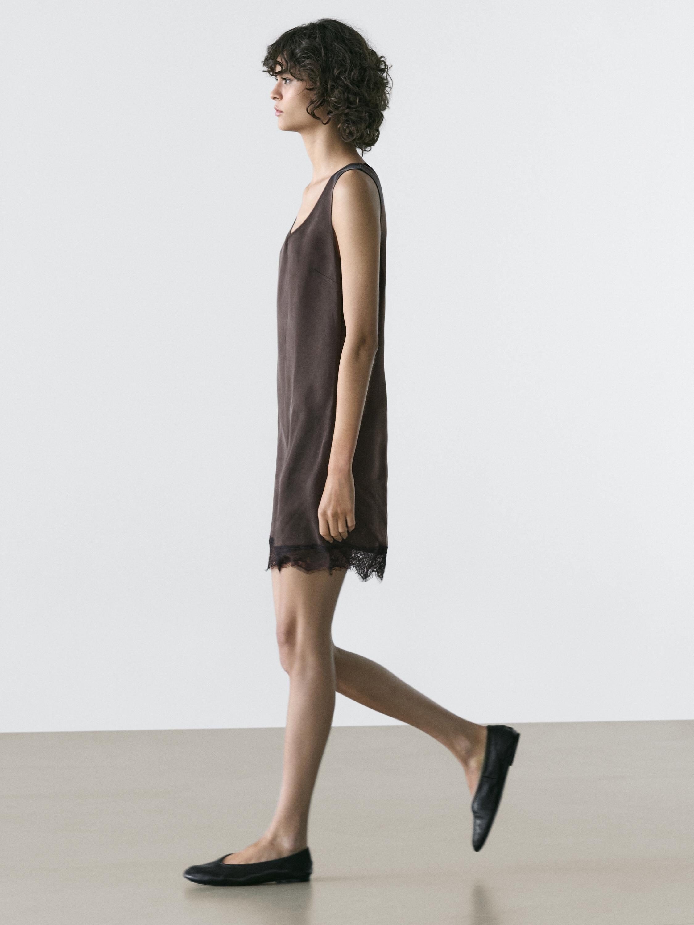 Short flowing dress with lace detail — Chocolate