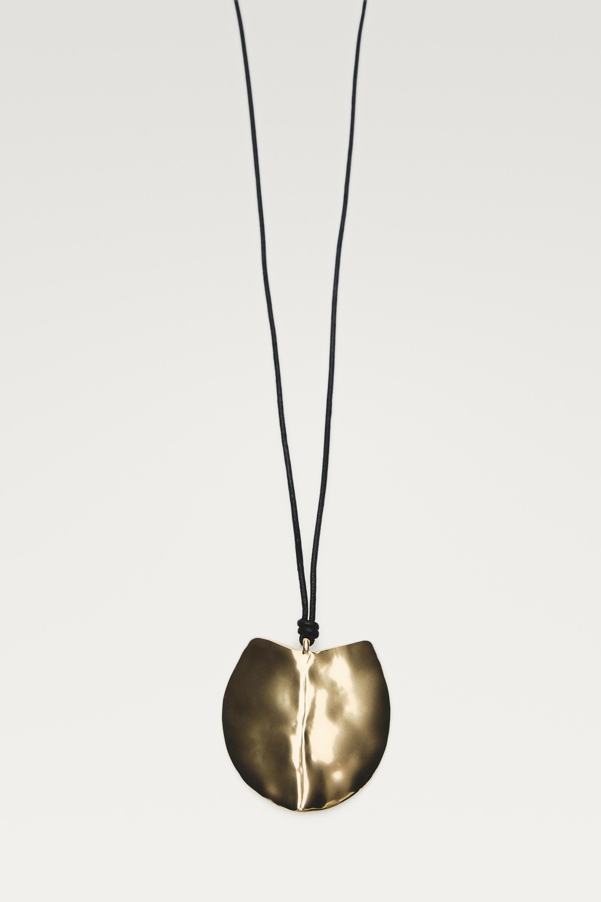 Long shield-effect piece necklace