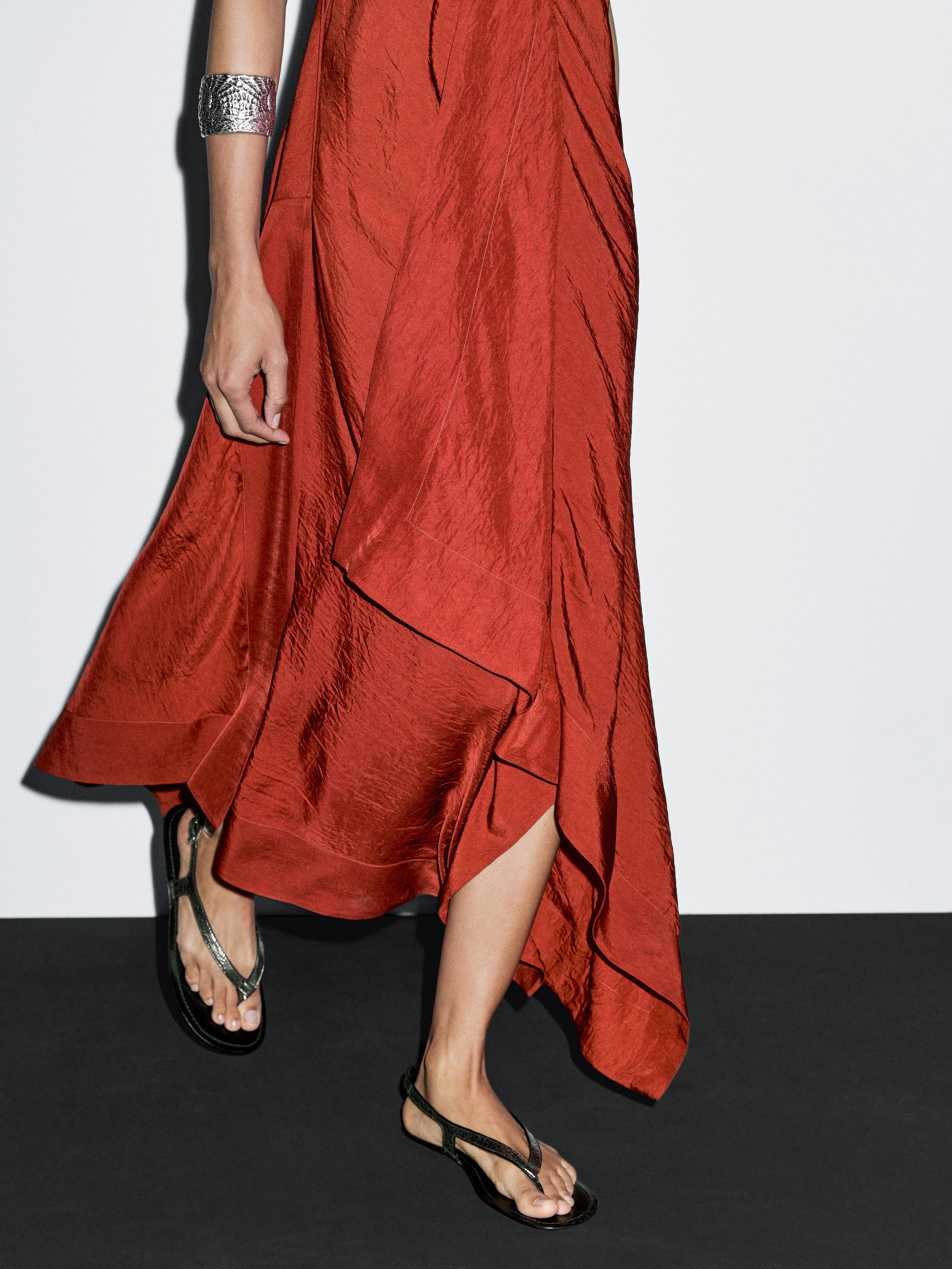 Vestido midi fluido detalle volantes