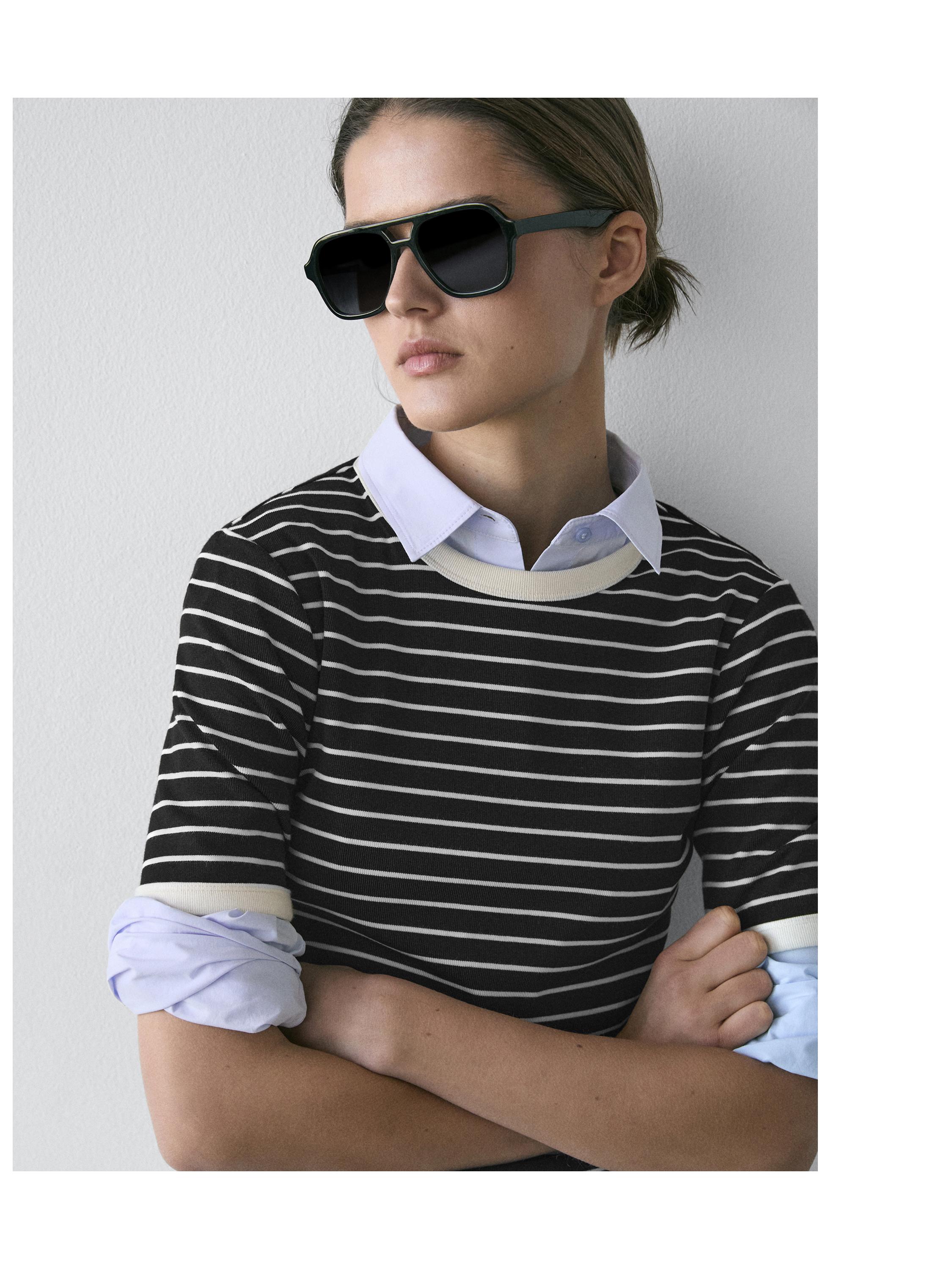 Short sleeve T-shirt with contrast stripes — BLACK