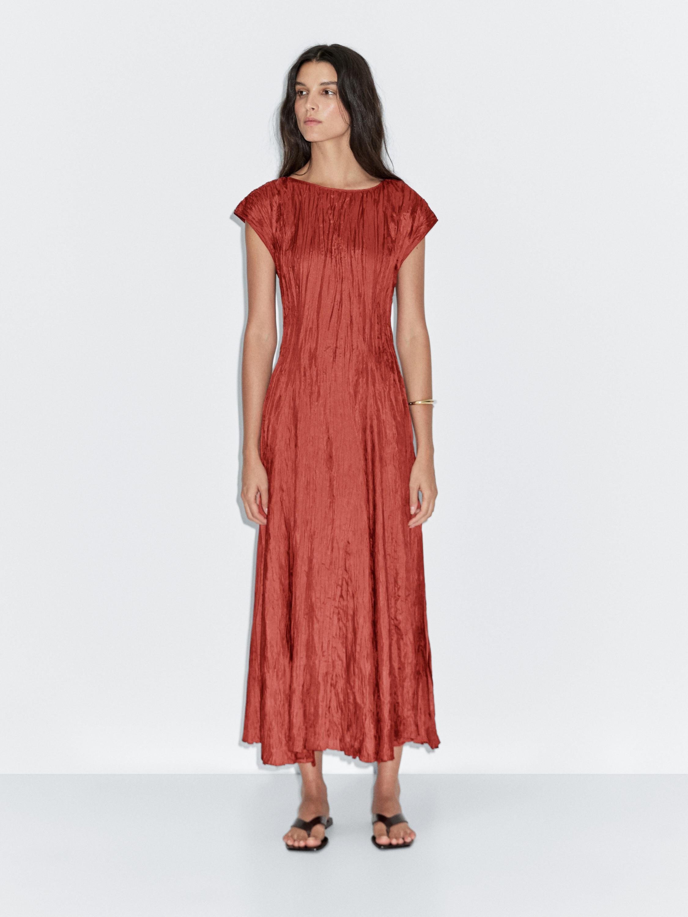 Robe longue plissée satinée