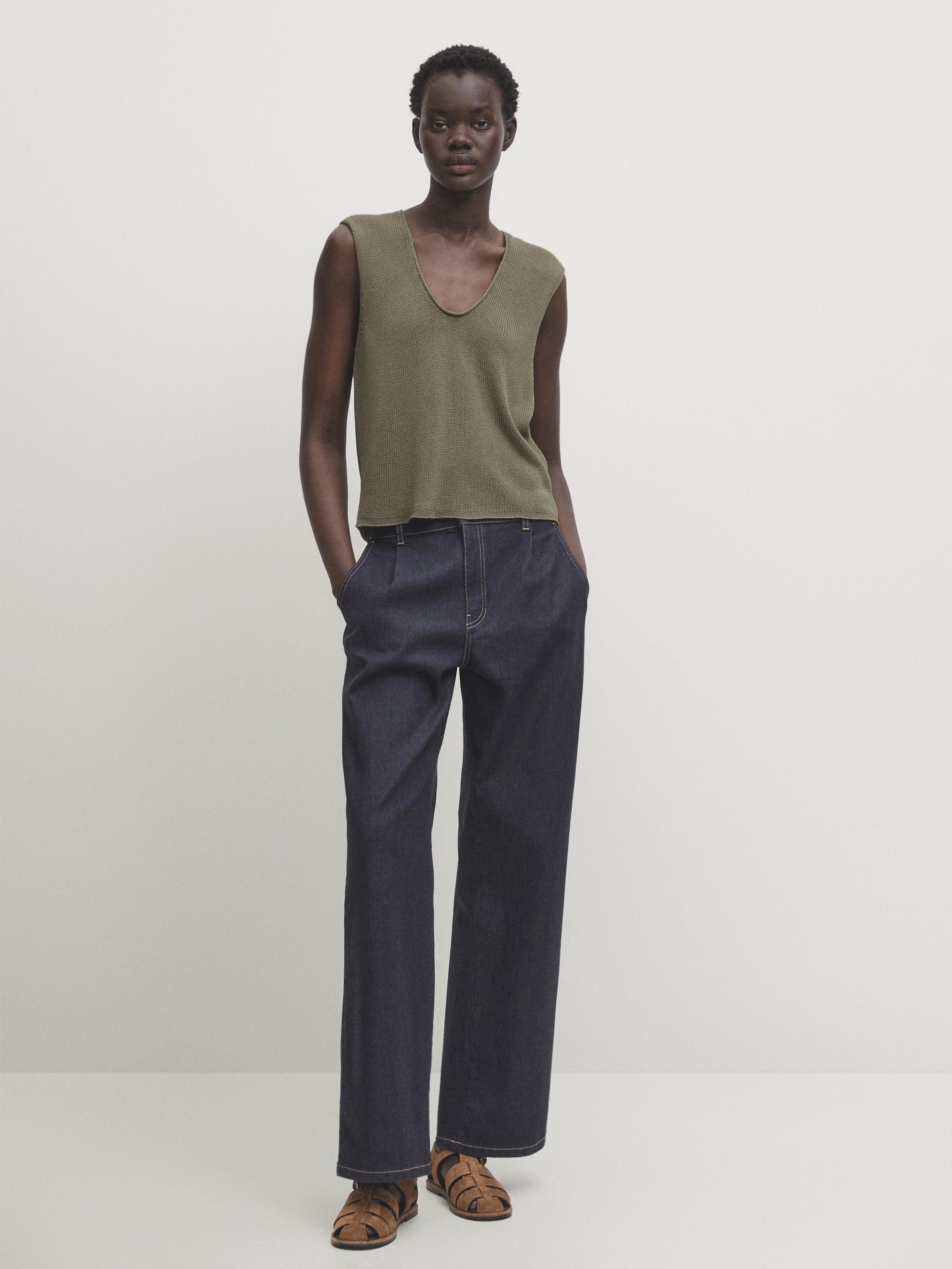 Knit top with neckline detail