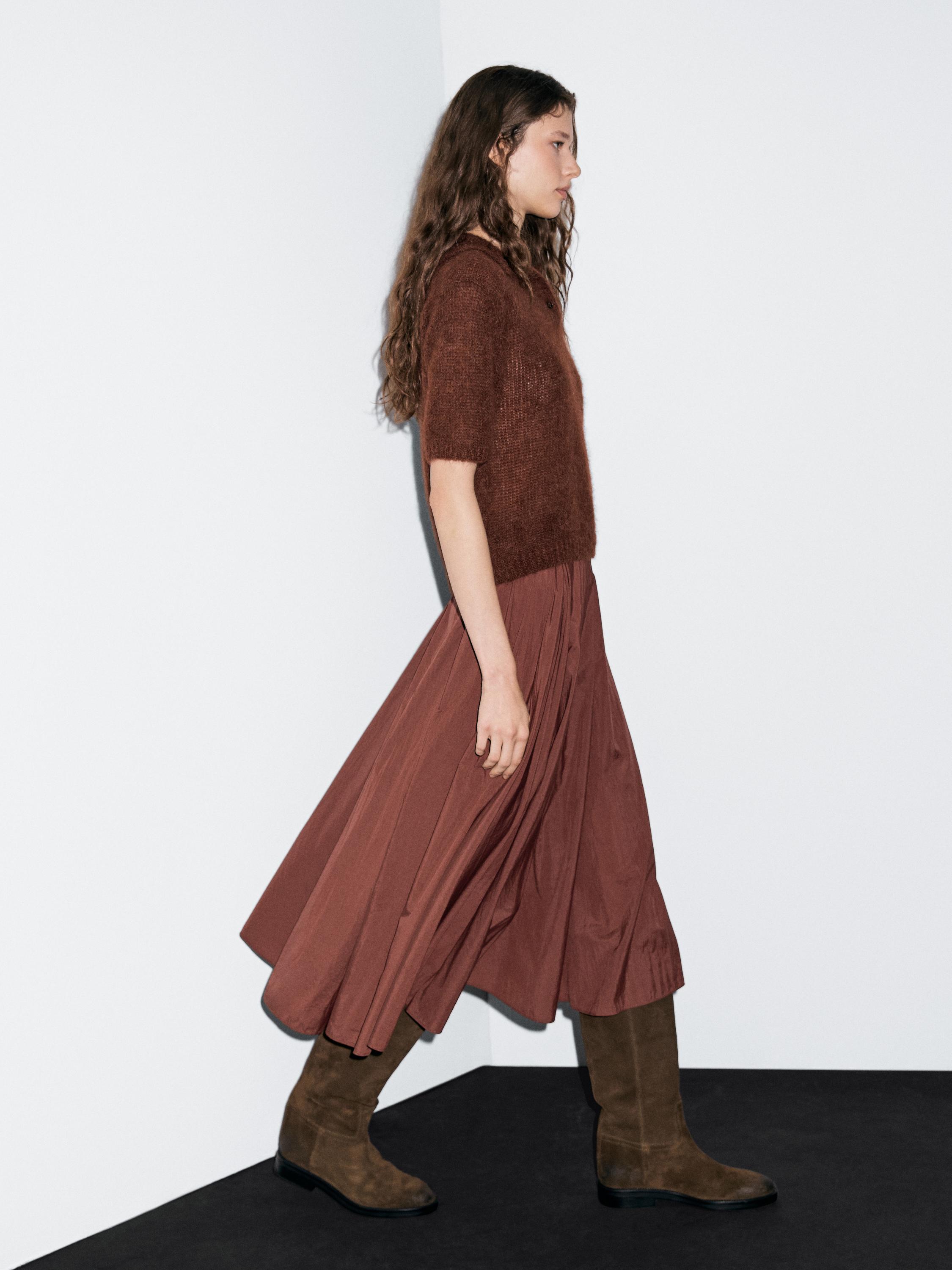 חצאית מידי מבד טכני עם קפלים