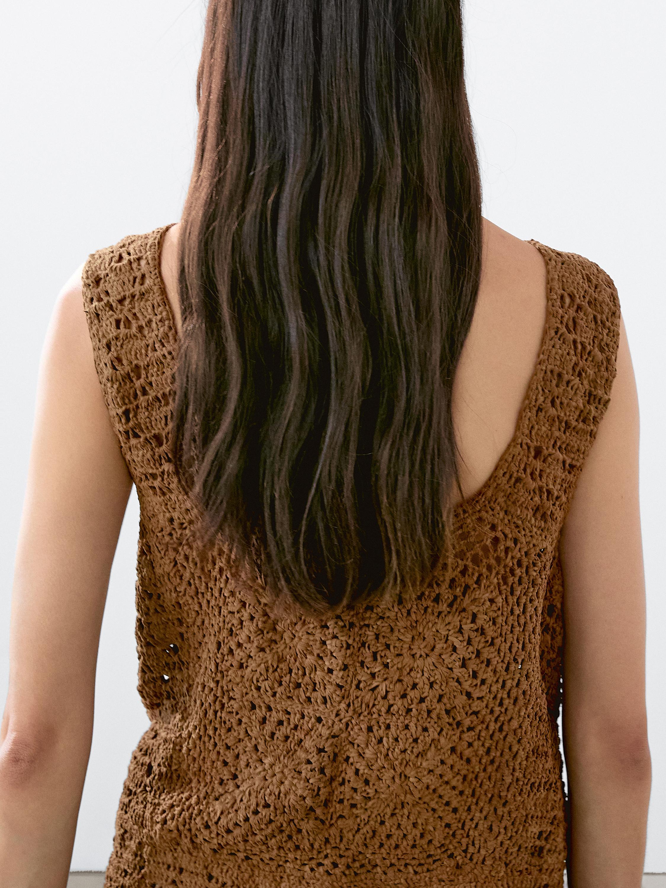 Top ze semišové kůže s háčkováním