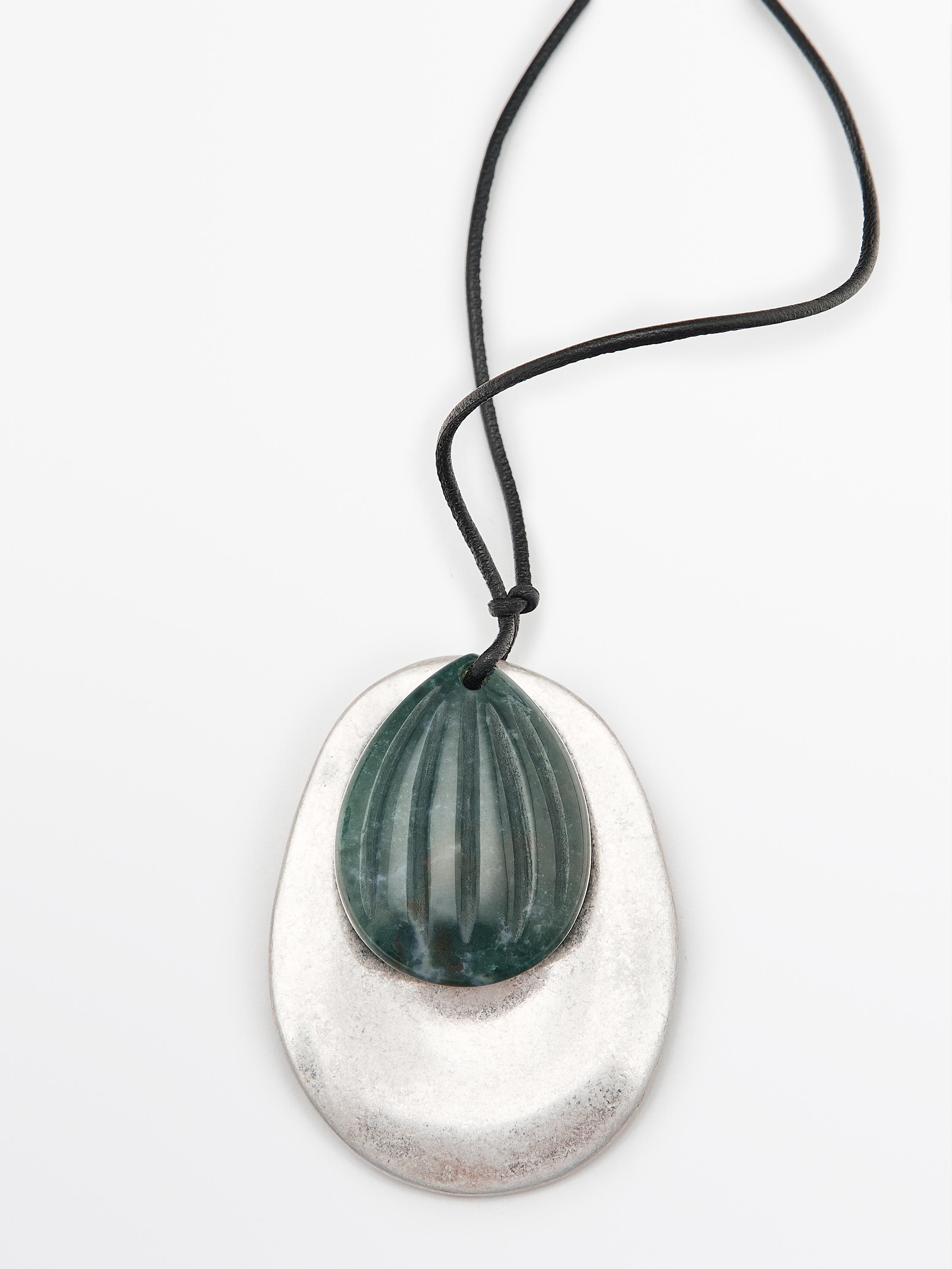 Collier pendentif amande
