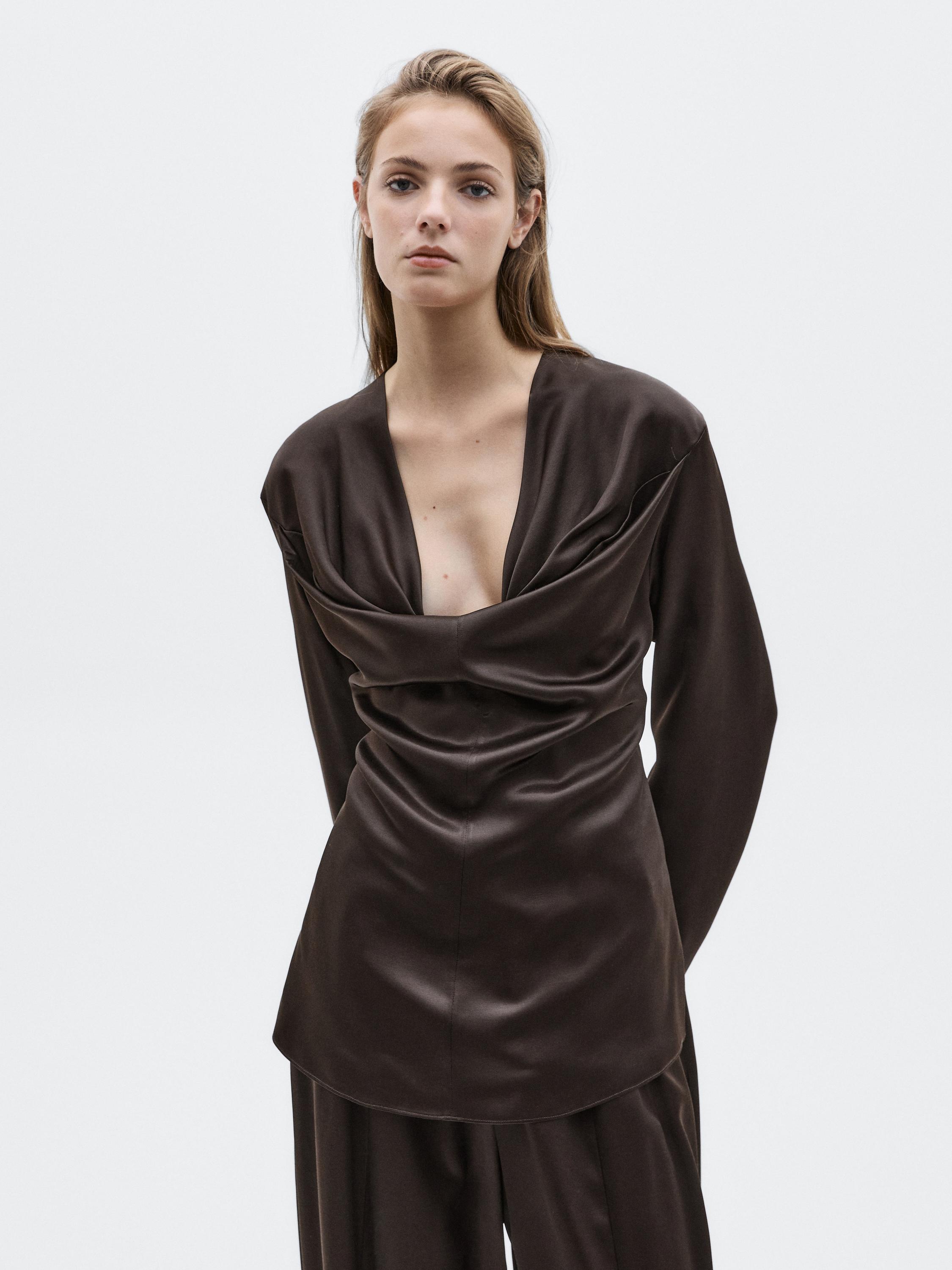 Blusa satinatua eskotearen xehetasunarekin - LIMITED