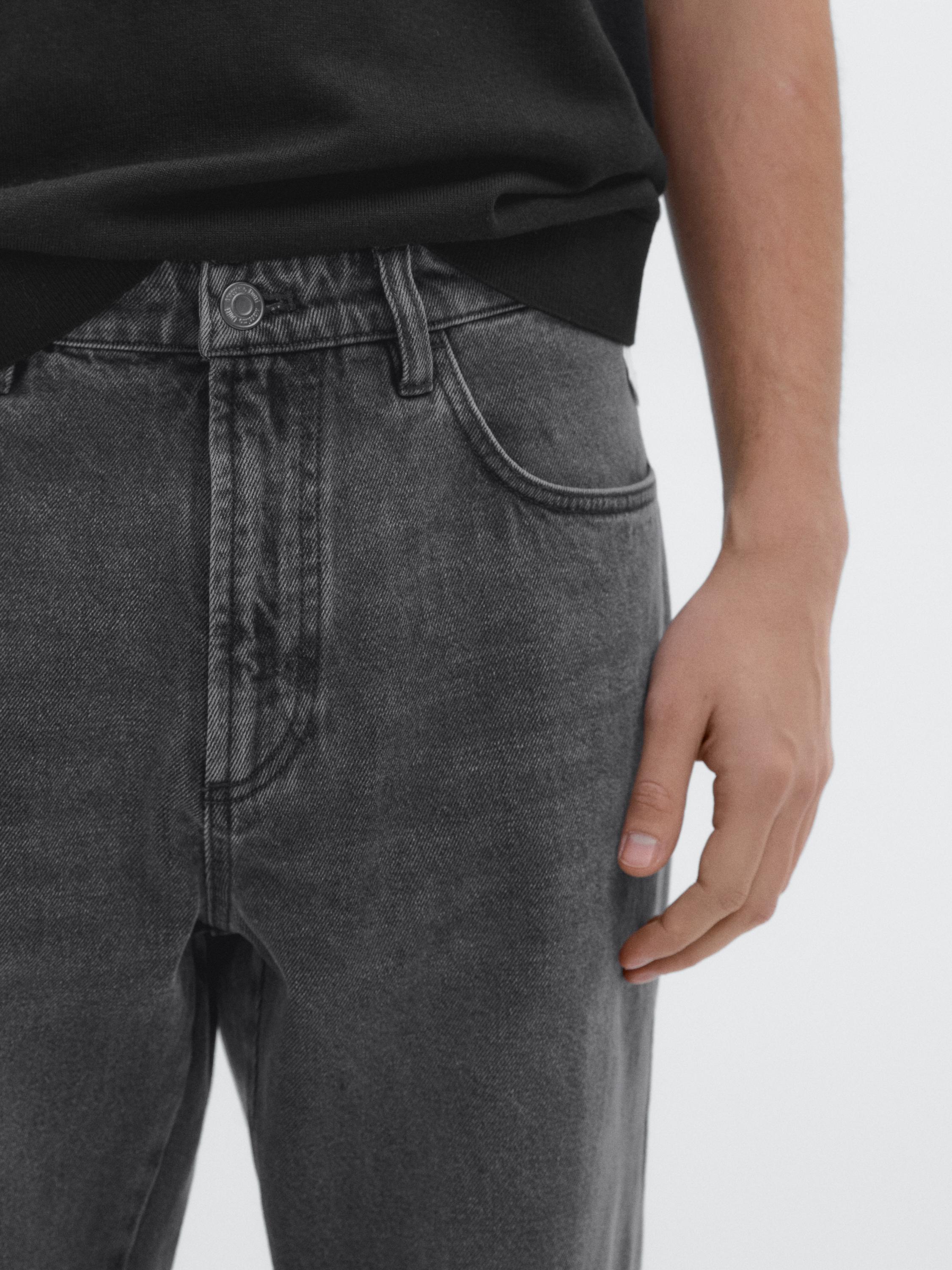 بنطلون جينز بقصة تضيق نحو الأسفل