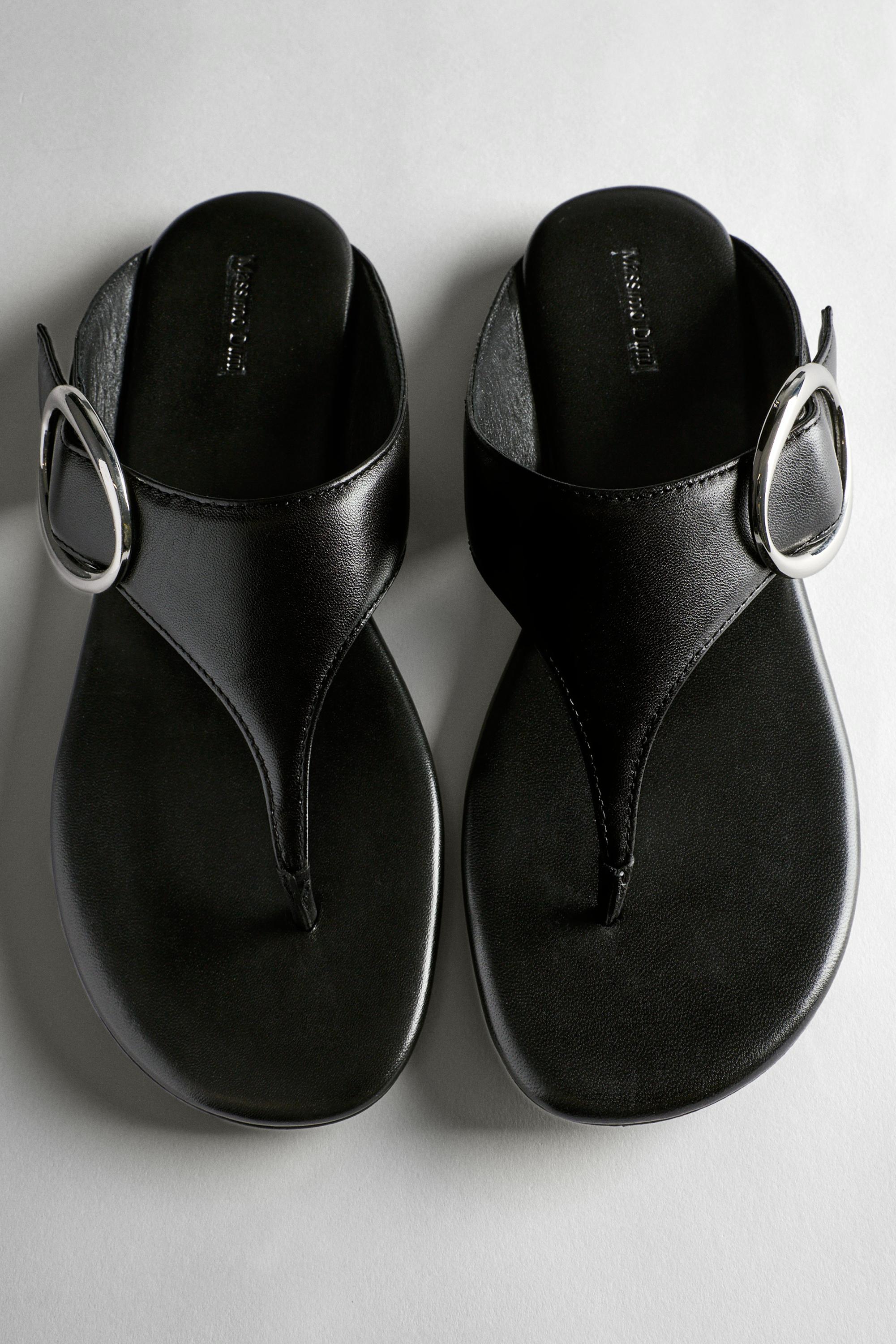 Leather sandals with metal ring — BLACK