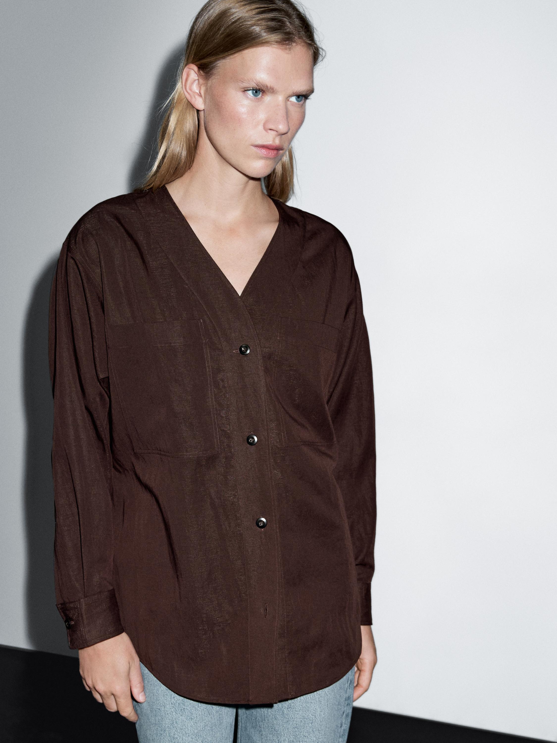 Kemeja leher V dengan saku