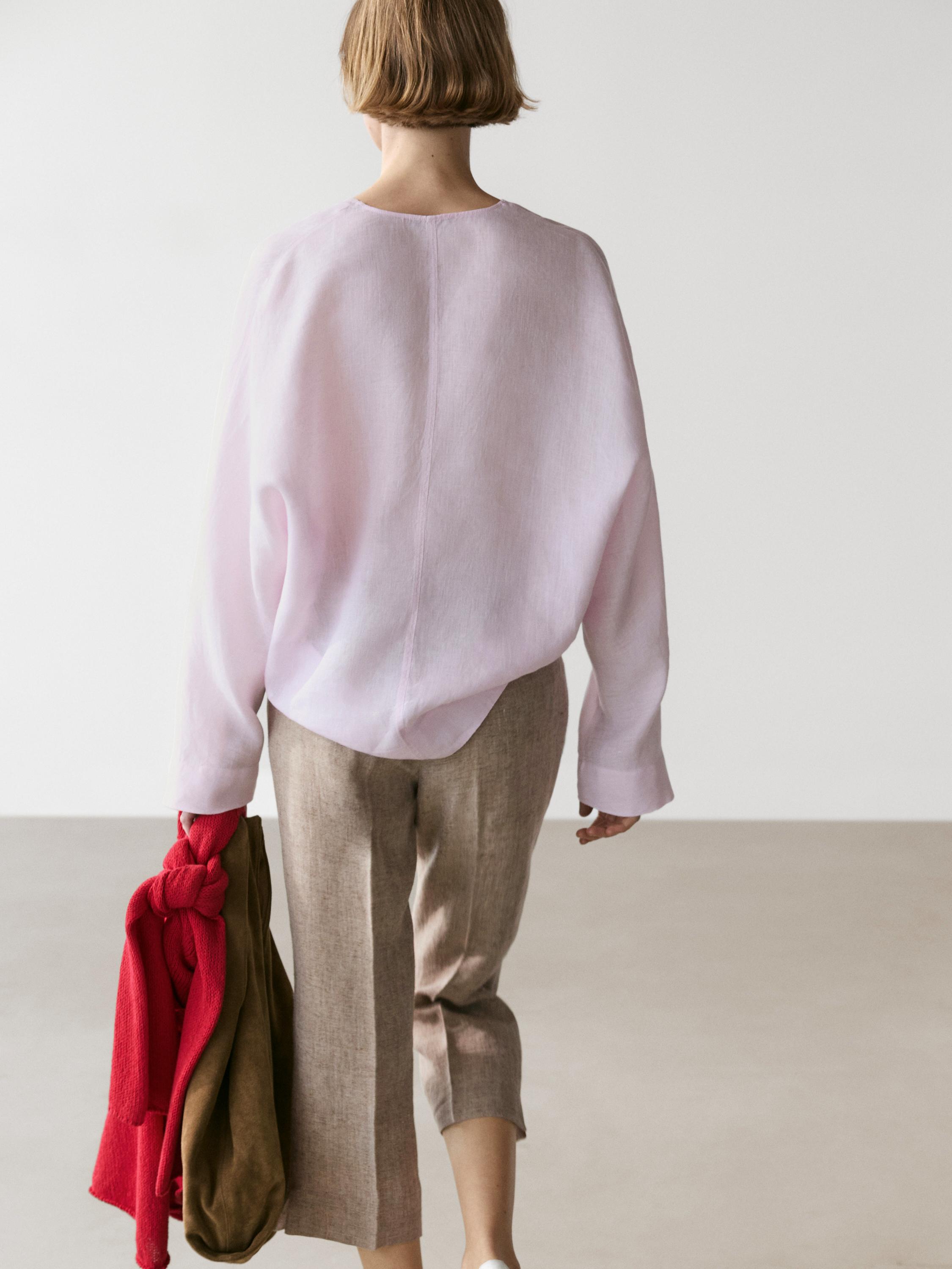 Σετ ροζ μπλούζας με V-λαιμόκοψη και μπεζ κοντά παντελόνια.