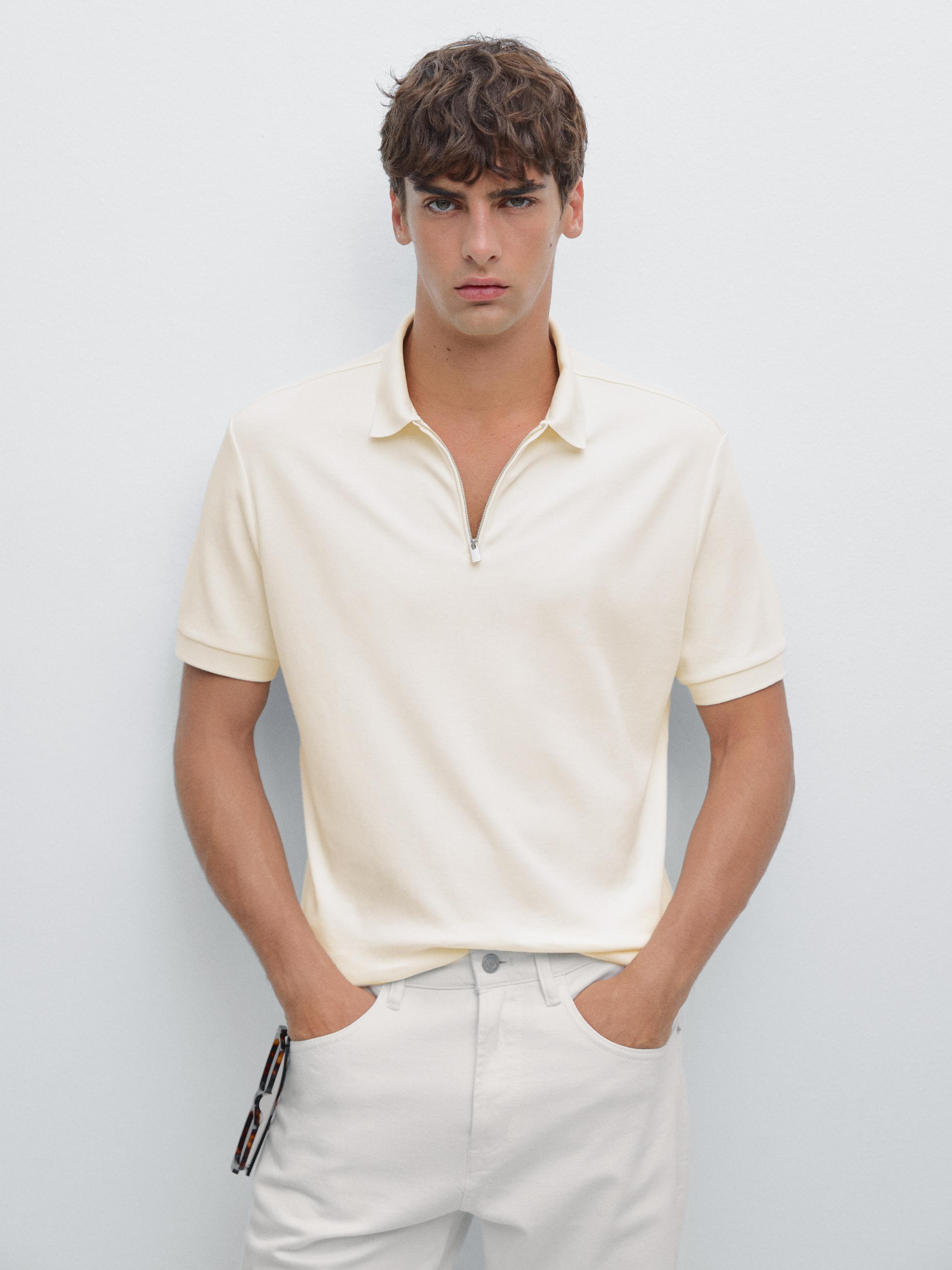 Kaus polo lengan pendek dengan kerah ritsleting