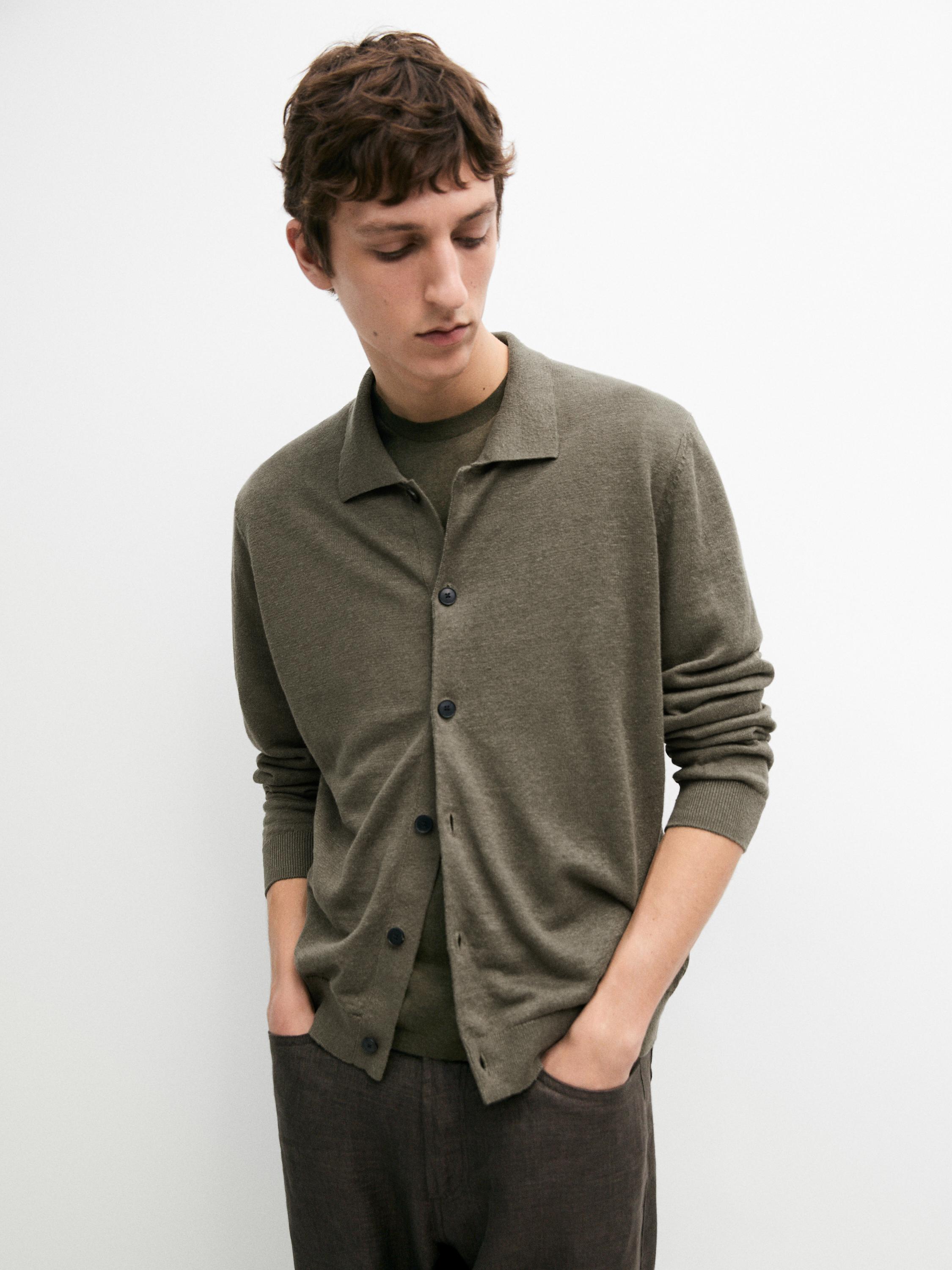 Conjunto de cárdigan caqui claro com botões e gola clássica, sobre t-shirt verde escuro.