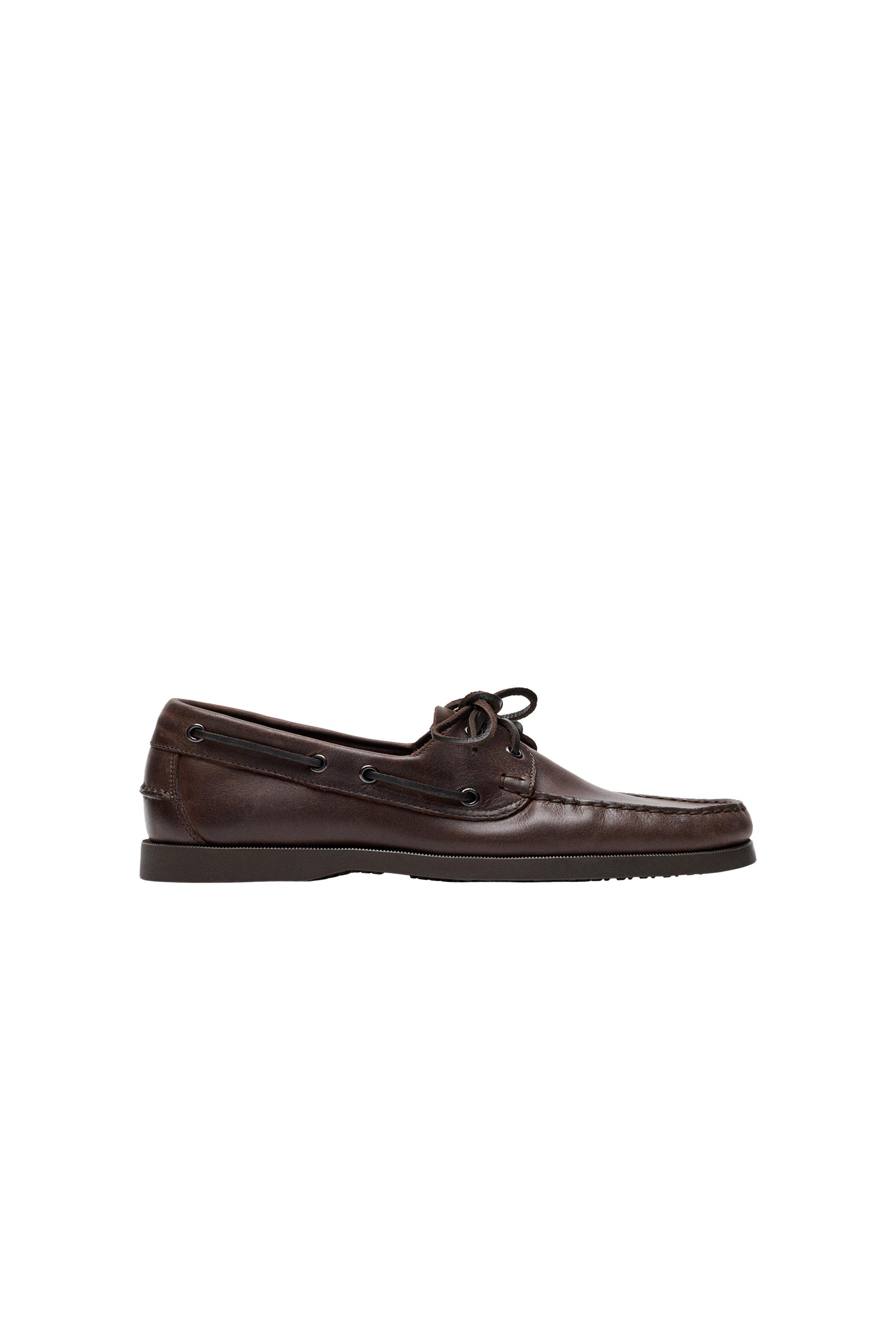 Oiled leather boat shoe — BROWN