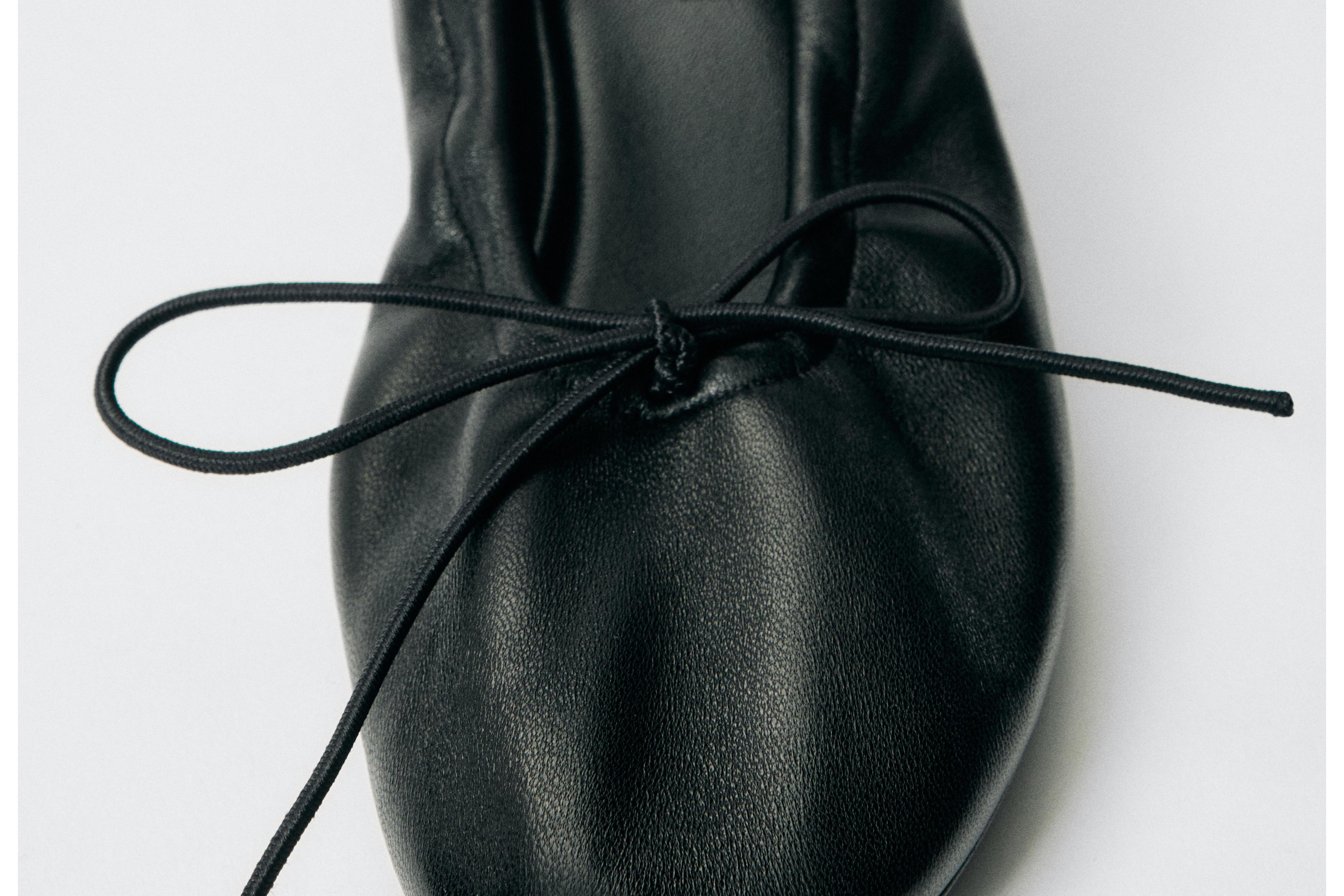 لقطة مقربة لراقصة باليه سوداء مع ربطة على مشط القدم.