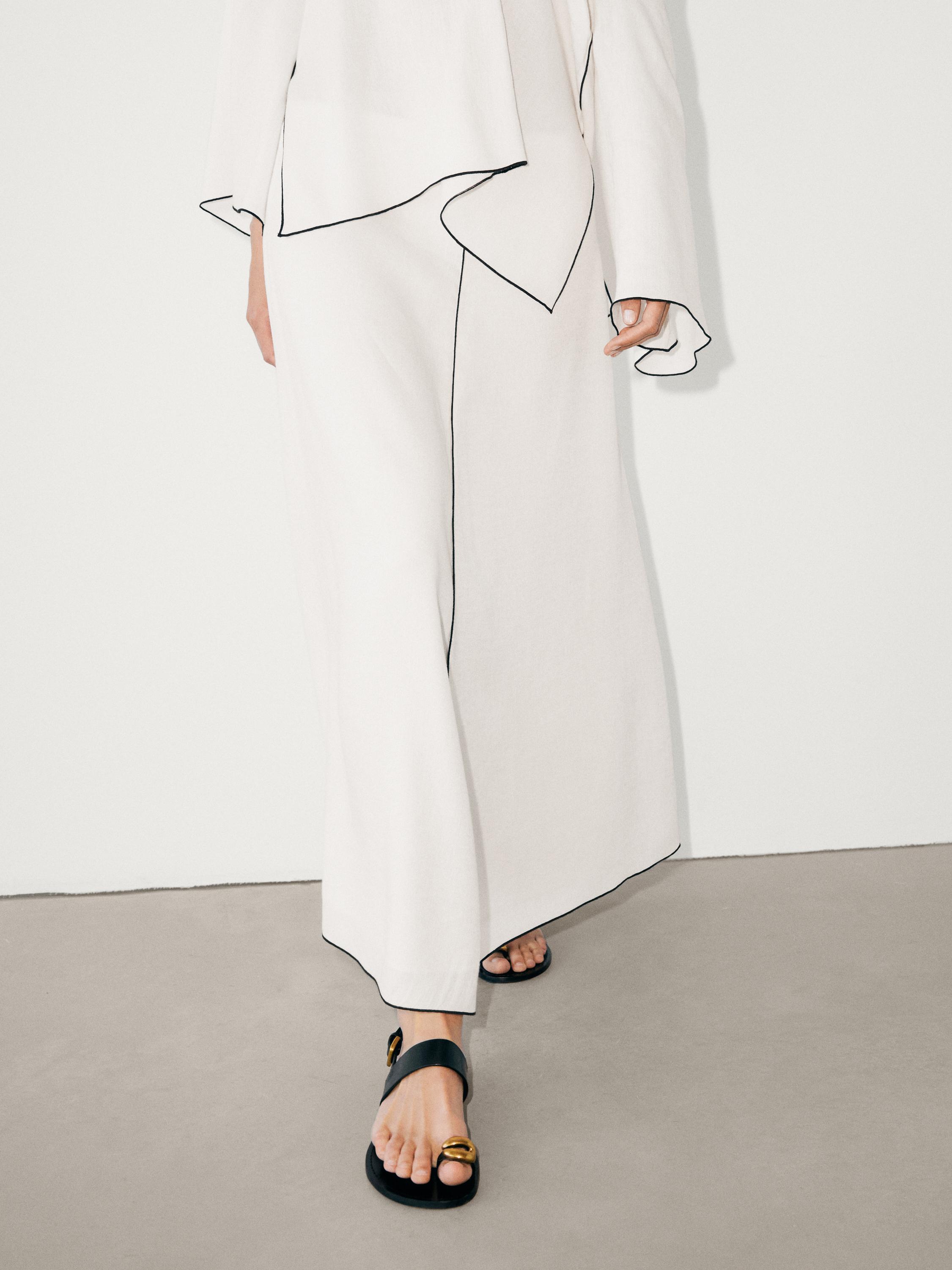 Skirt with contrast trim details
