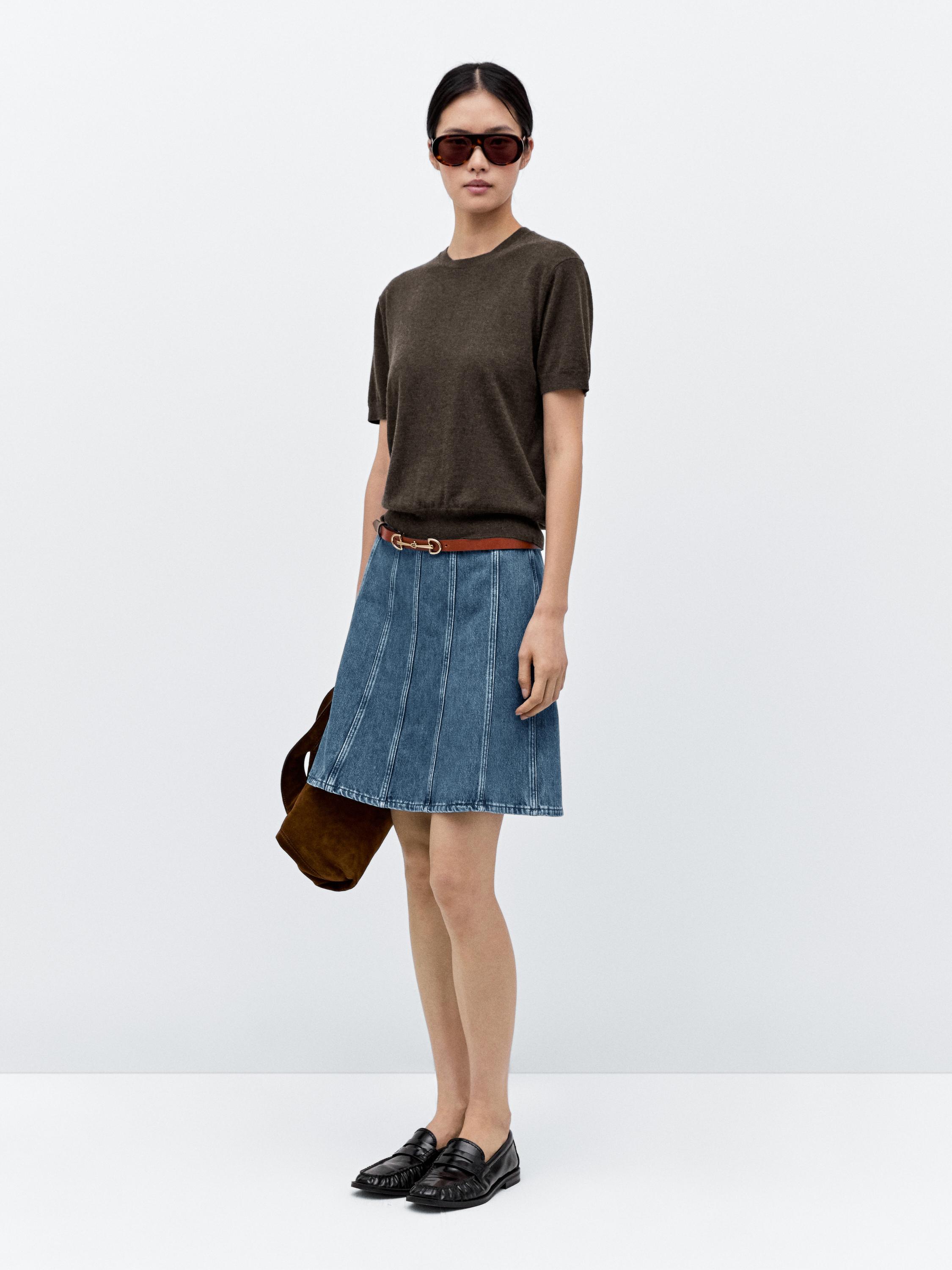 Chân váy denim ngắn có chi tiết đường may