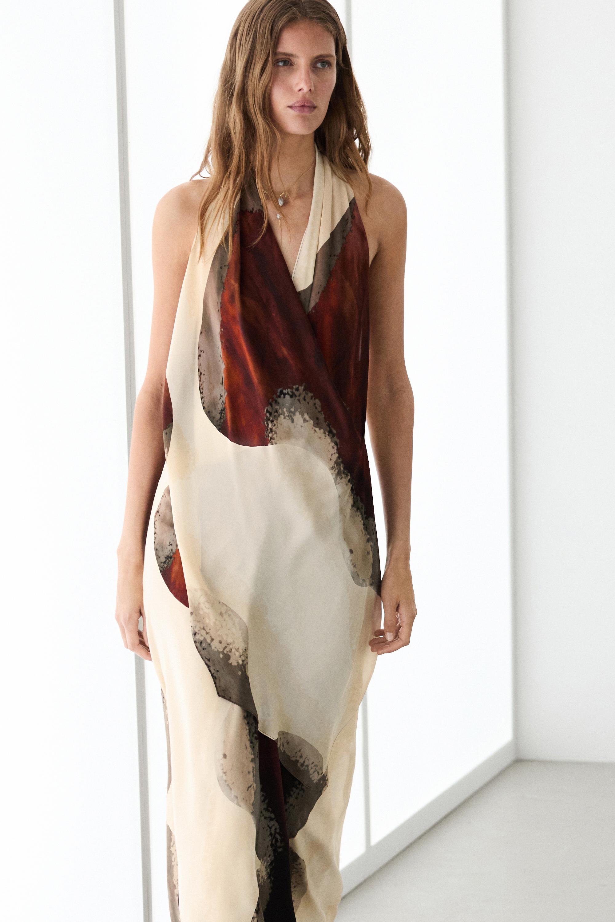 Langes, fließendes Kleid mit Neckholder