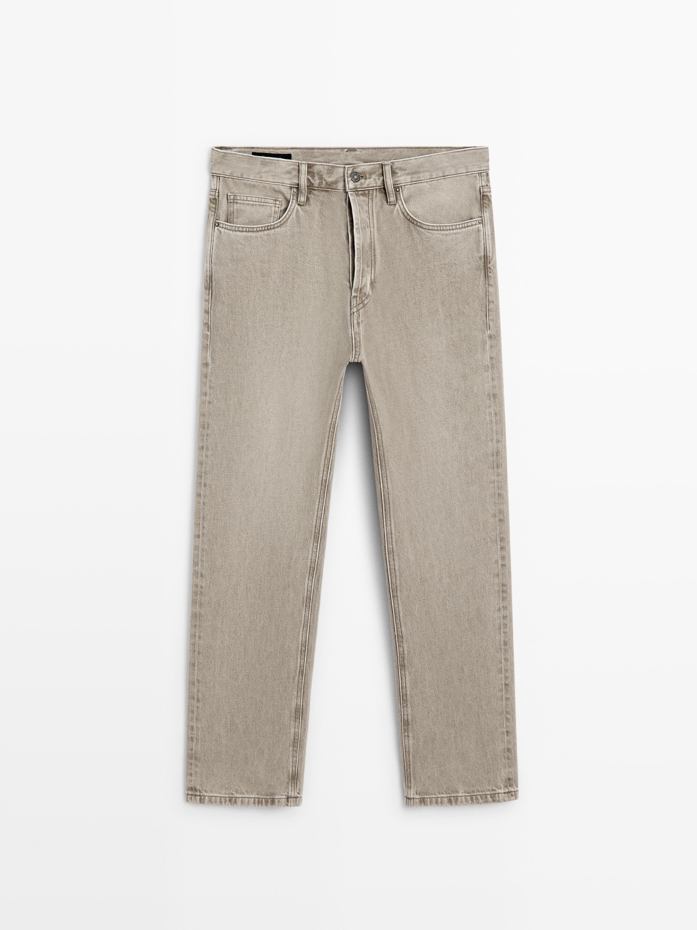 Vista frontal de jeans straight fit verde grisáceo con bolsillos delanteros y traseros.