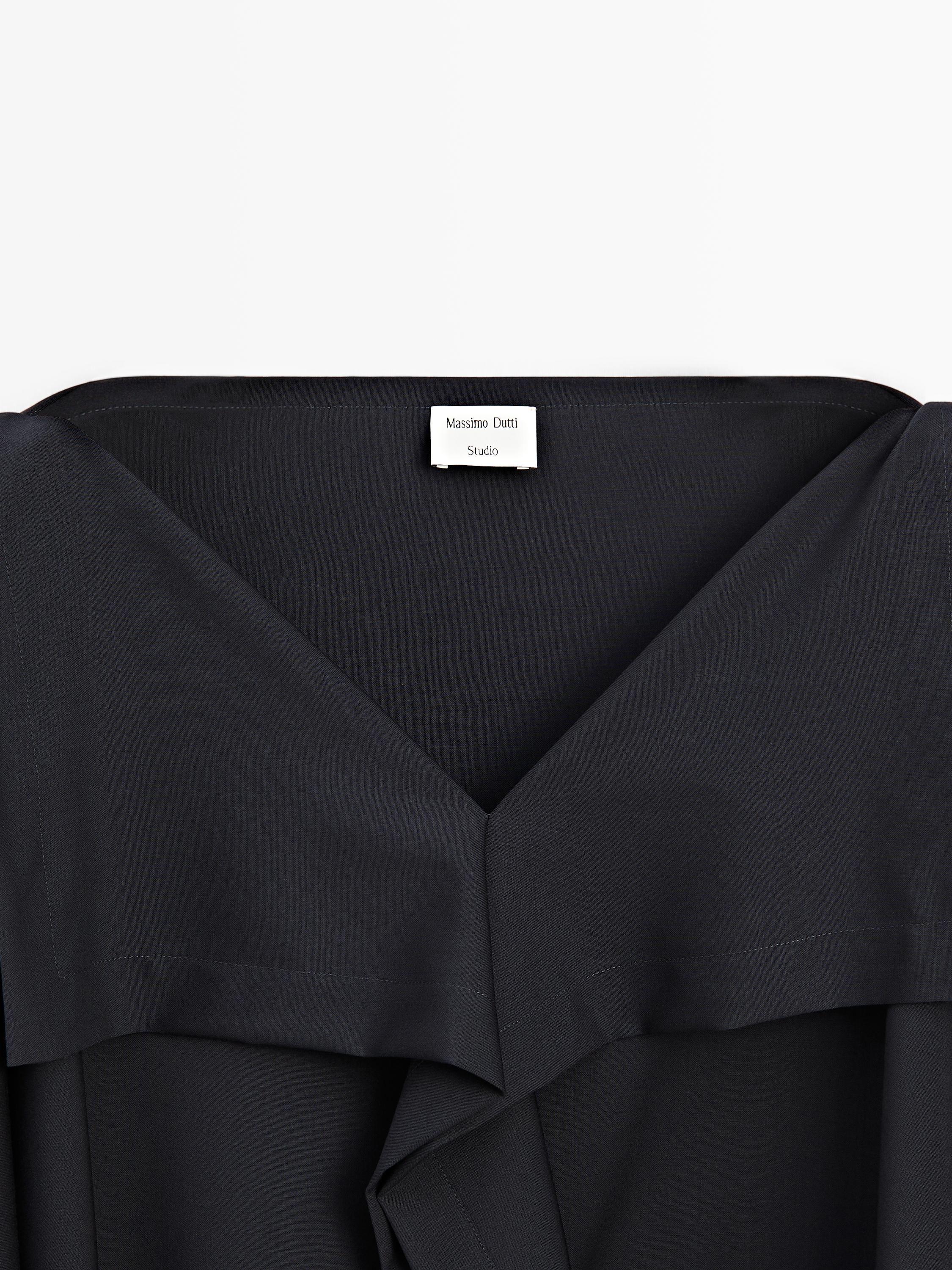 Blusa com decote em bico e volume - STUDIO
