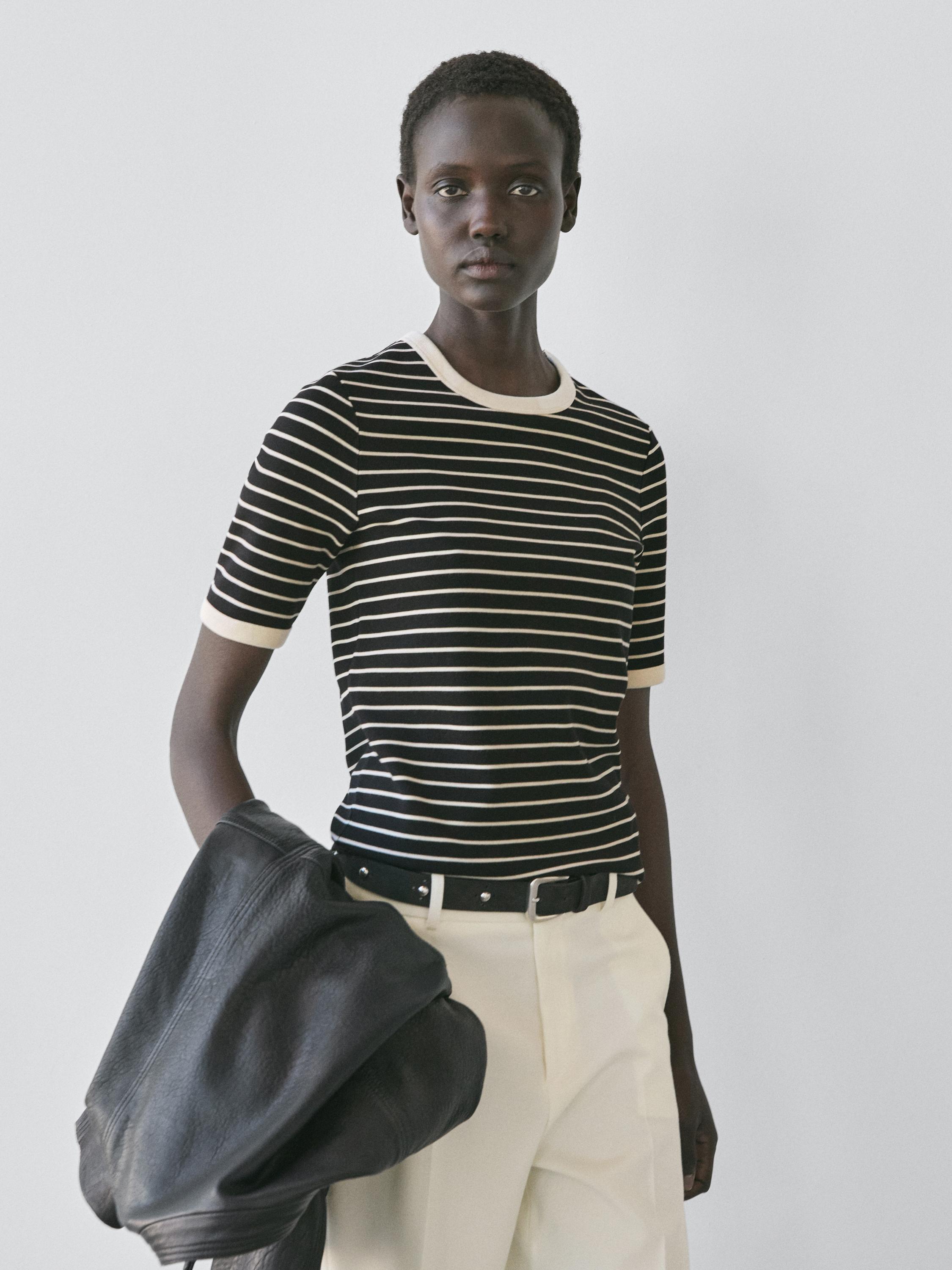 Short sleeve T-shirt with contrast stripes — BLACK