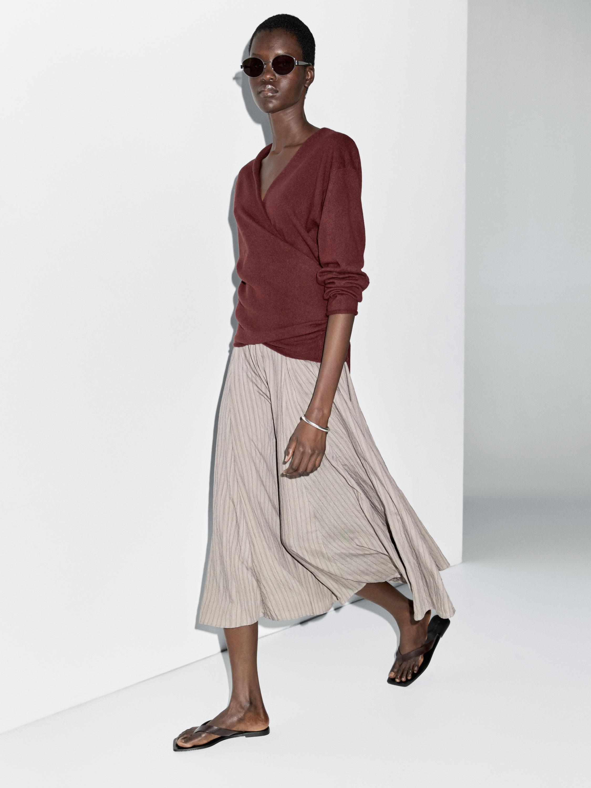 Prugasta midi suknja A-kroja