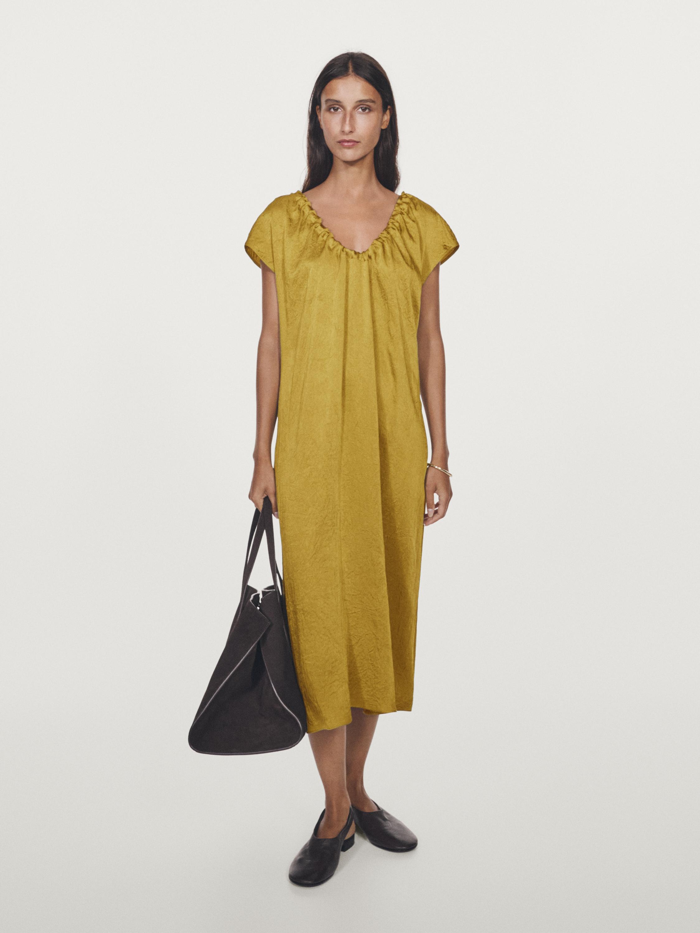 Vestido midi satinado detalle frunce