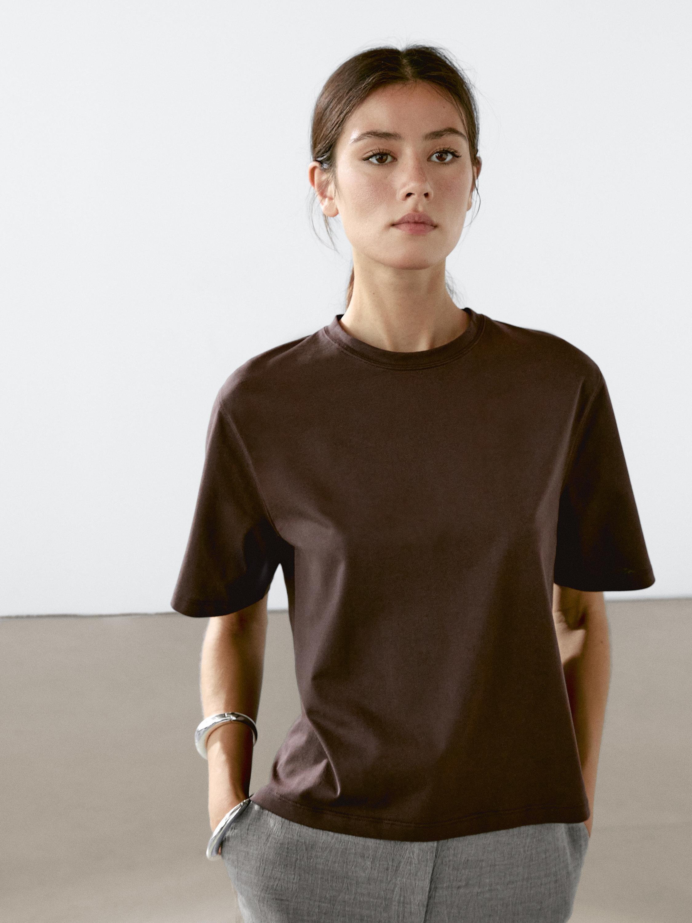 Marškinėliai su trumpomis rankovėmis ir dekoratyvinėmis siūlėmis