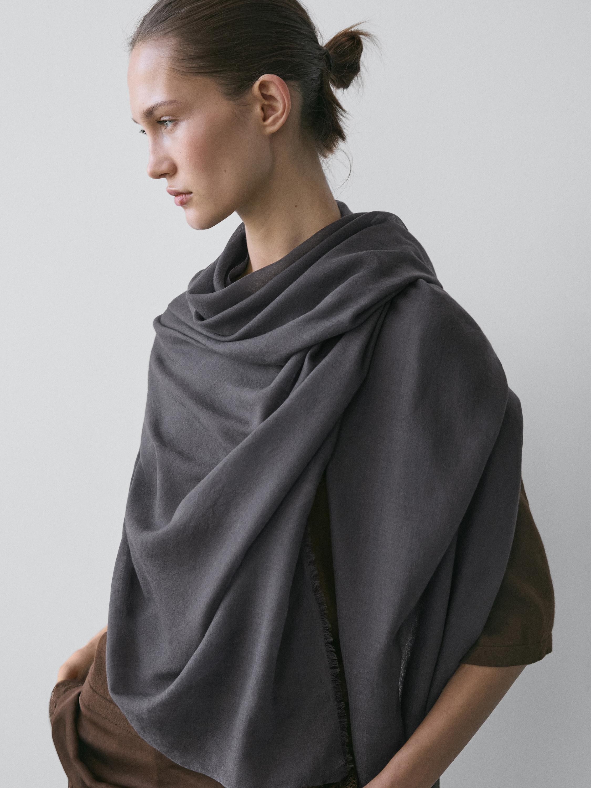 Leichter Schal aus 100 % Wolle