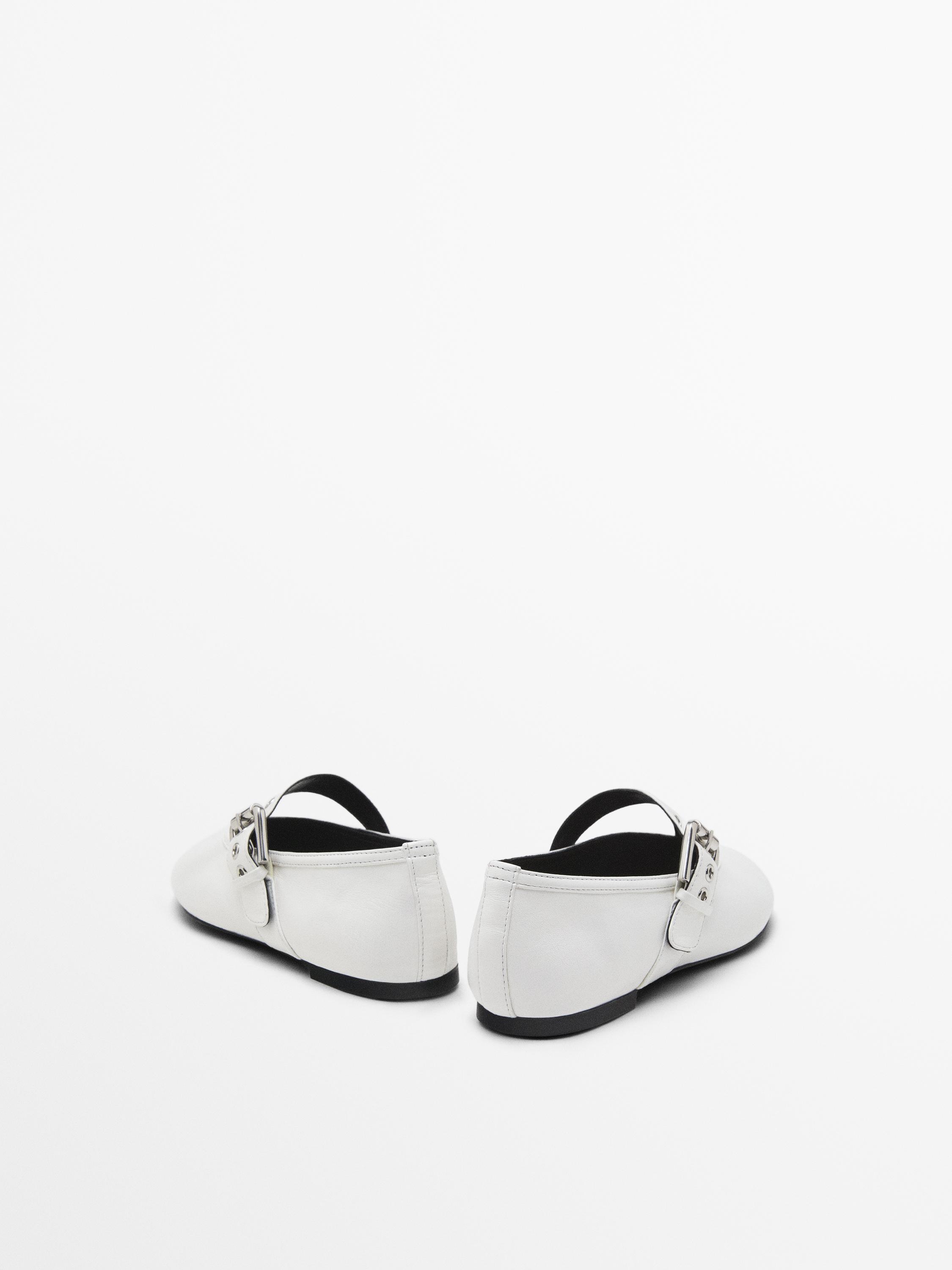 Soft ballet flats with buckle