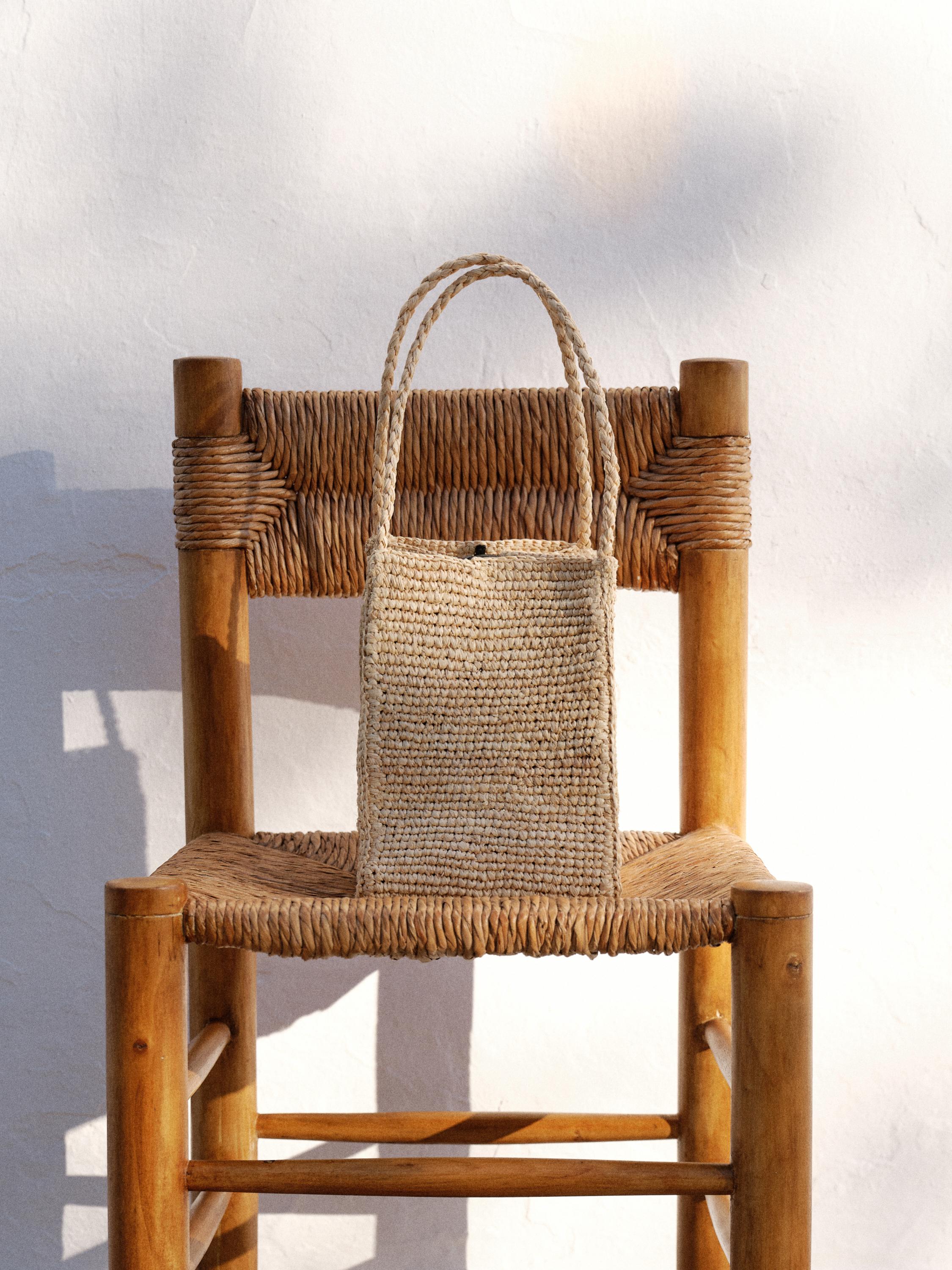 Bolso tipo cubo rafia natural
